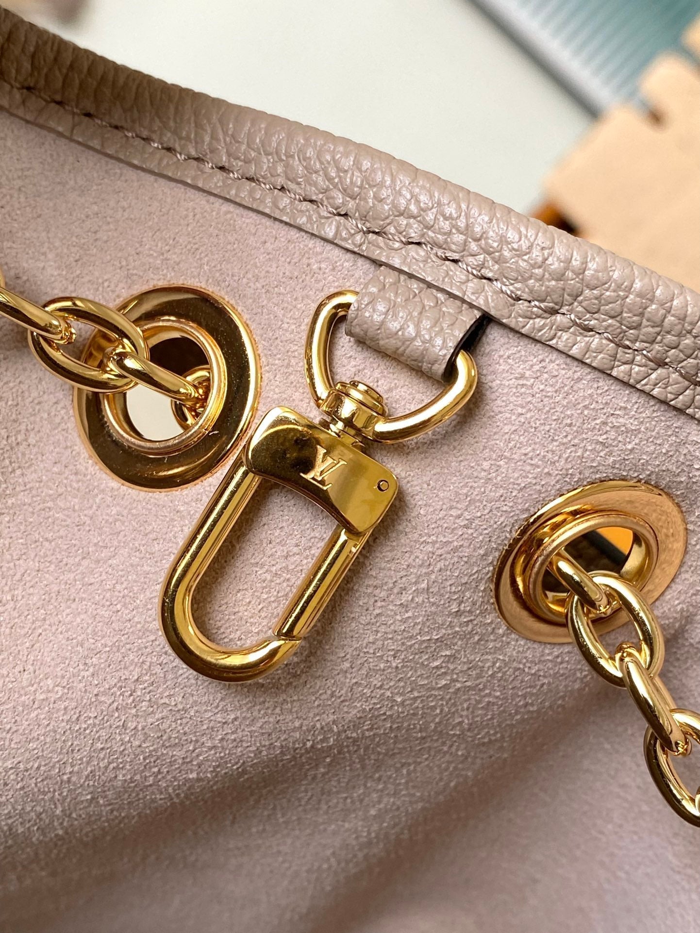 ENSEMBLE 28 EN TOURTERELLE BLANC MONOGRAMME CUIR EMPREINTE QUINCAILLERIE DORÉ