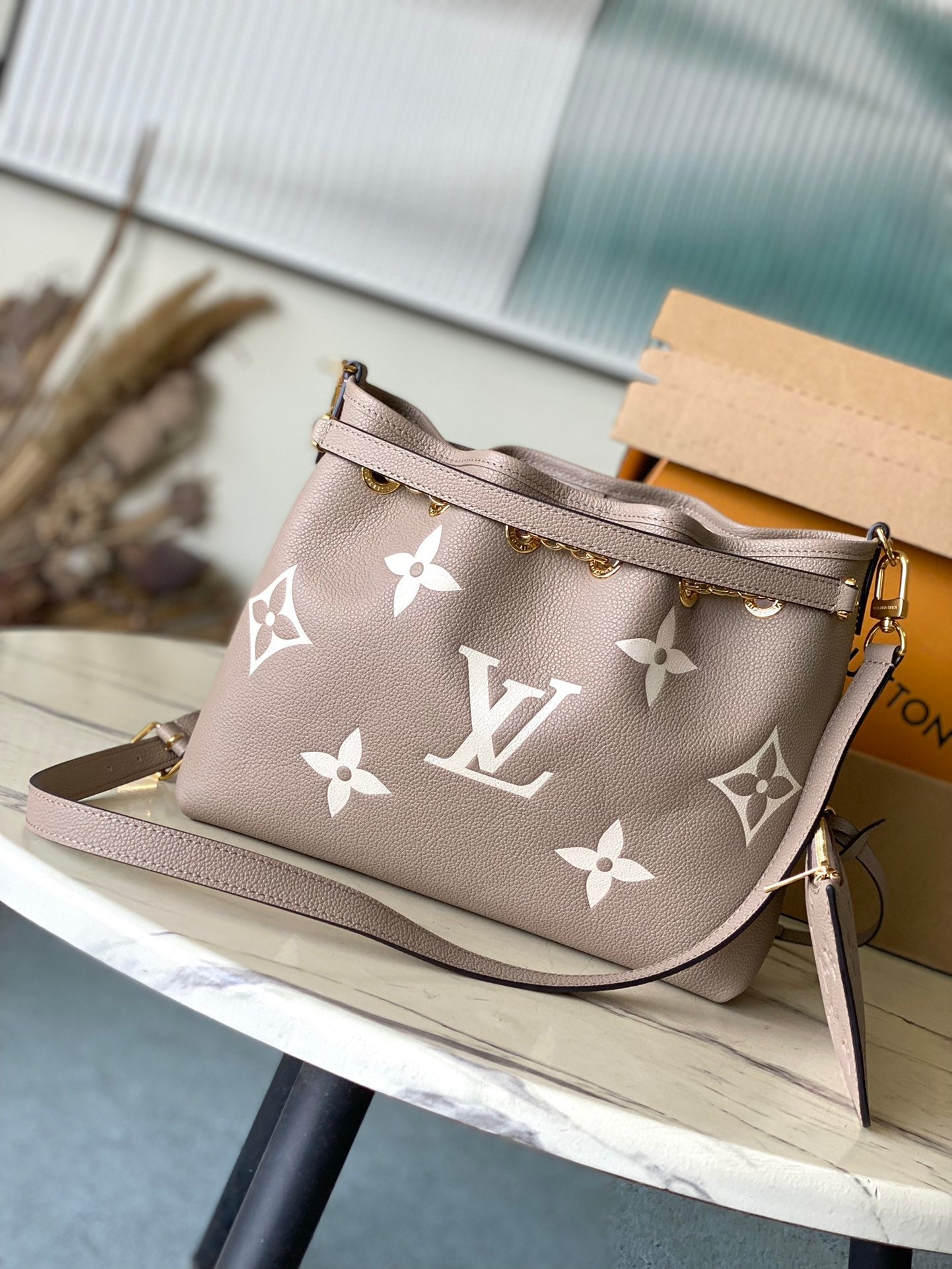 ENSEMBLE 28 EN TOURTERELLE BLANC MONOGRAMME CUIR EMPREINTE QUINCAILLERIE DORÉ