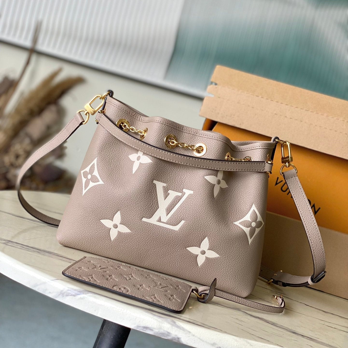 ENSEMBLE 28 EN TOURTERELLE BLANC MONOGRAMME CUIR EMPREINTE QUINCAILLERIE DORÉ