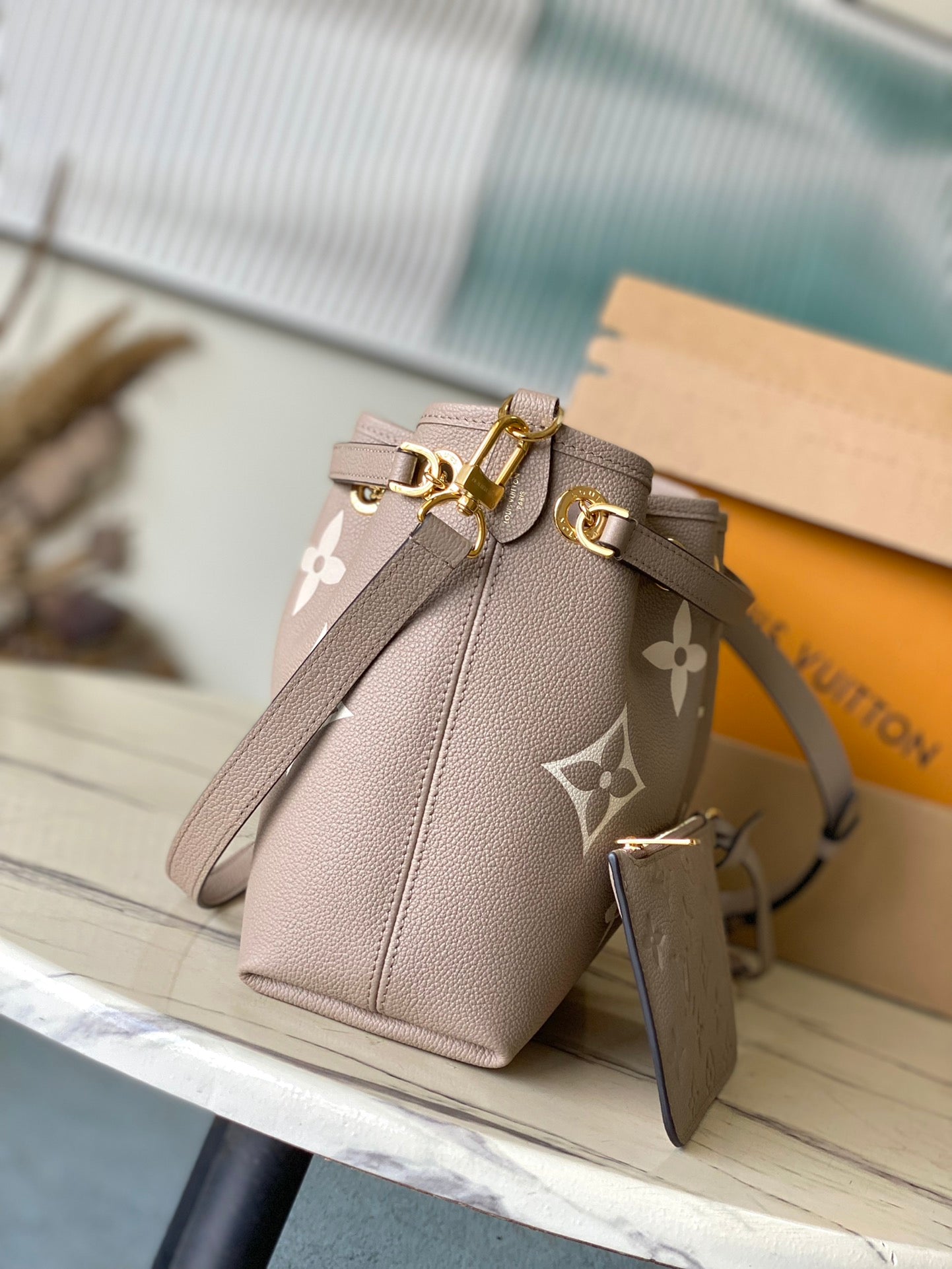 ENSEMBLE 28 EN TOURTERELLE BLANC MONOGRAMME CUIR EMPREINTE QUINCAILLERIE DORÉ