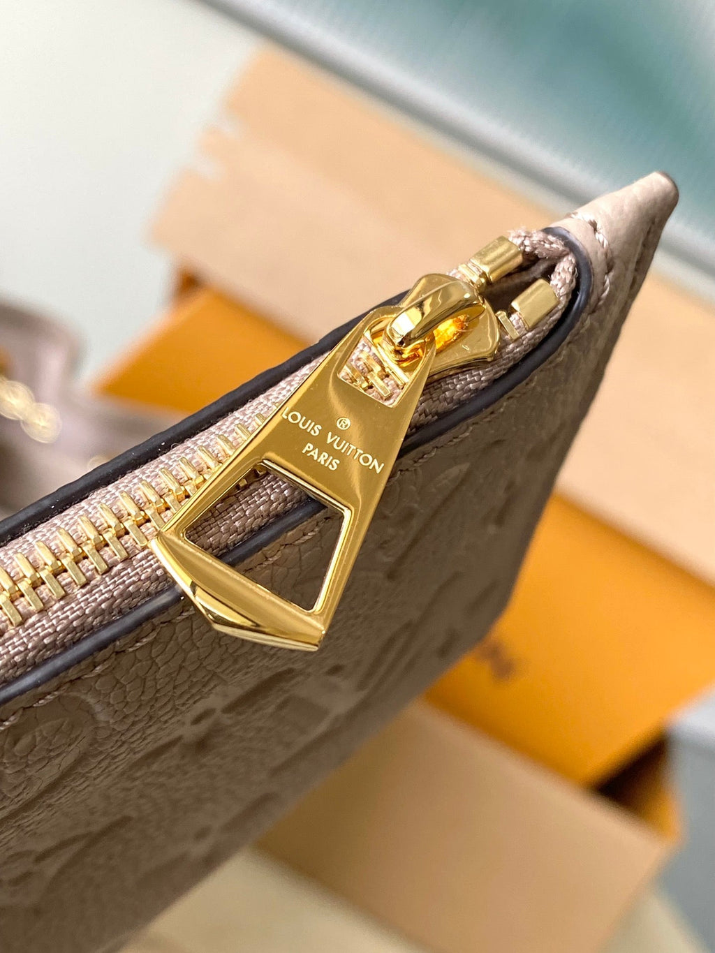 ENSEMBLE 28 EN TOURTERELLE BLANC MONOGRAMME CUIR EMPREINTE QUINCAILLERIE DORÉ