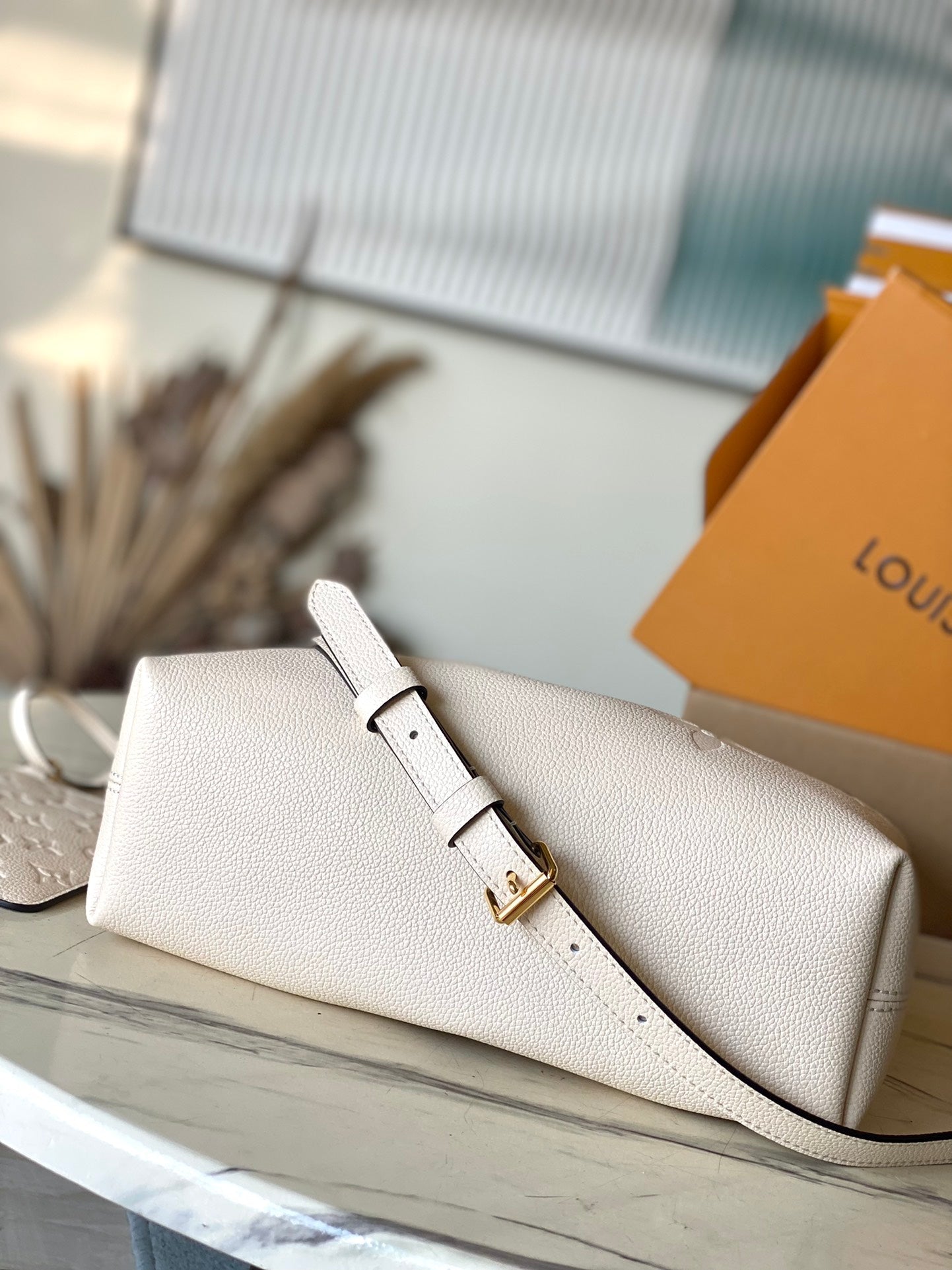 LOT DE 28 EN CUIR EMPREINTE MONOGRAMME CRÈME, QUINCAILLERIE DORÉ