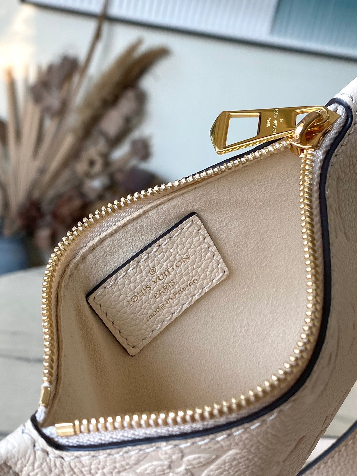 LOT DE 28 EN CUIR EMPREINTE MONOGRAMME CRÈME, QUINCAILLERIE DORÉ