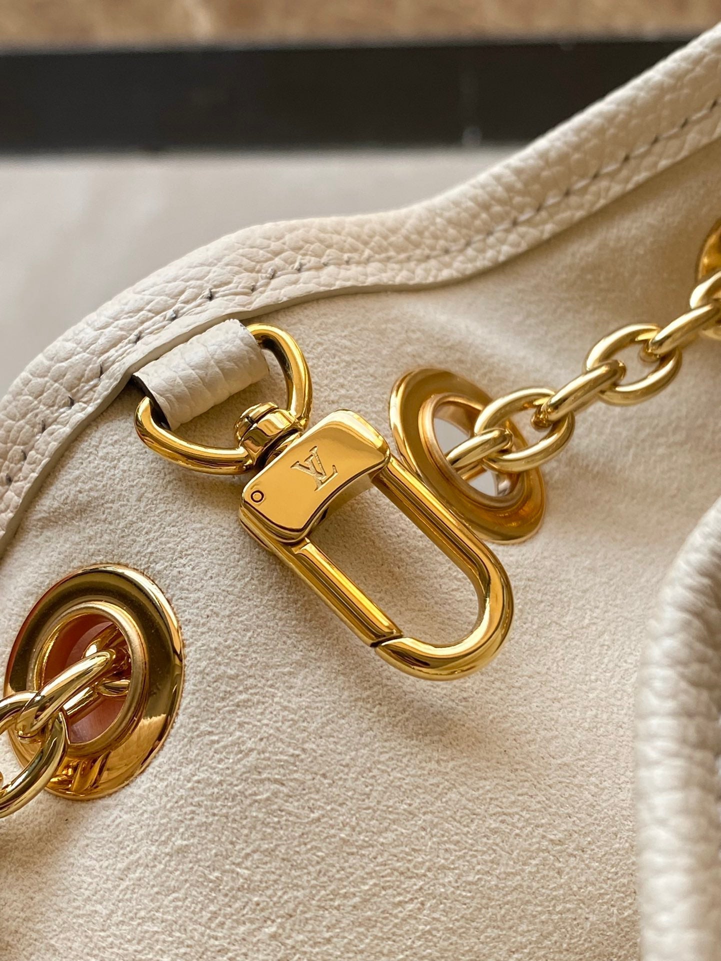 LOT DE 28 EN CUIR EMPREINTE MONOGRAMME CRÈME, QUINCAILLERIE DORÉ