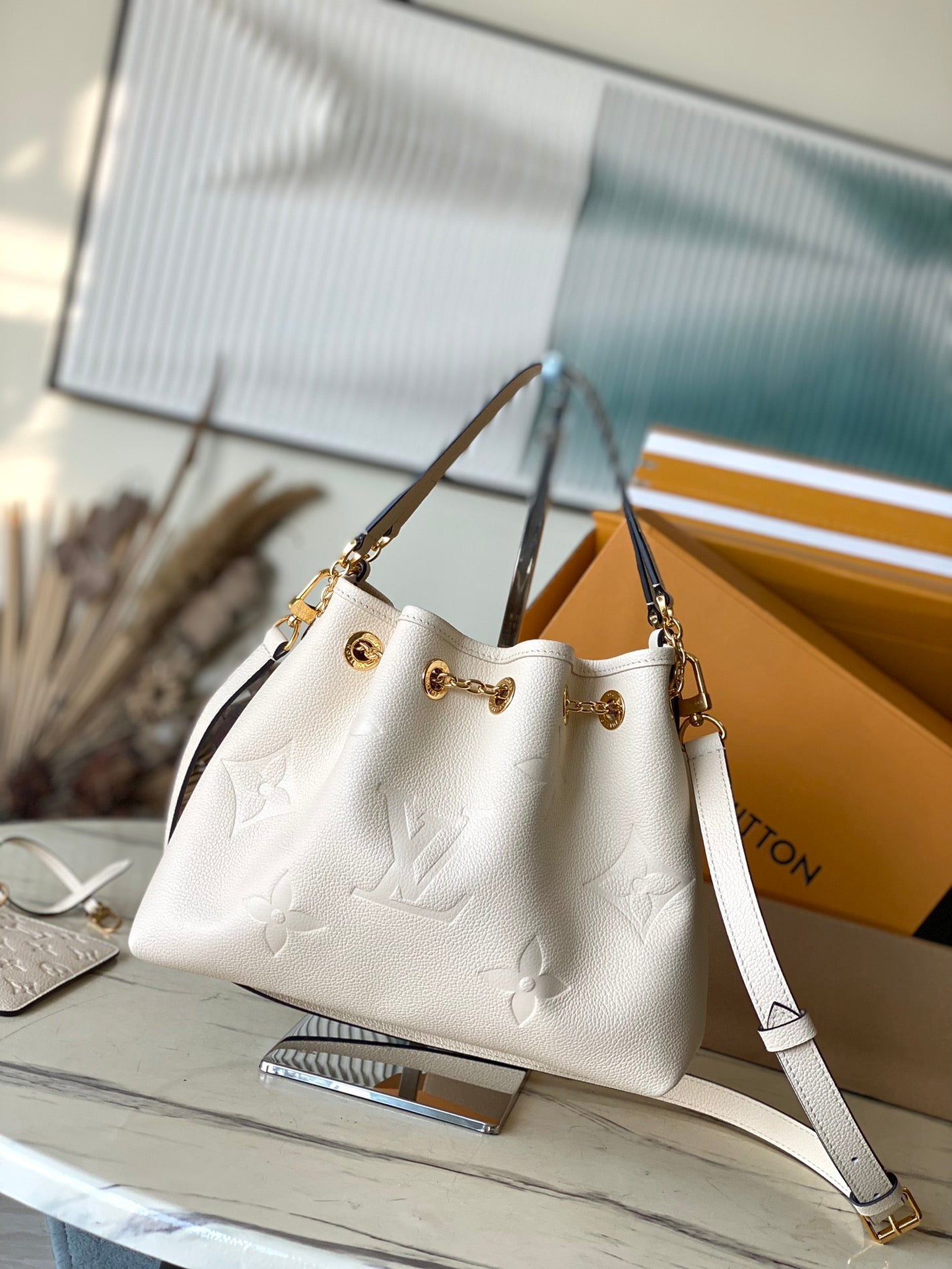 LOT DE 28 EN CUIR EMPREINTE MONOGRAMME CRÈME, QUINCAILLERIE DORÉ
