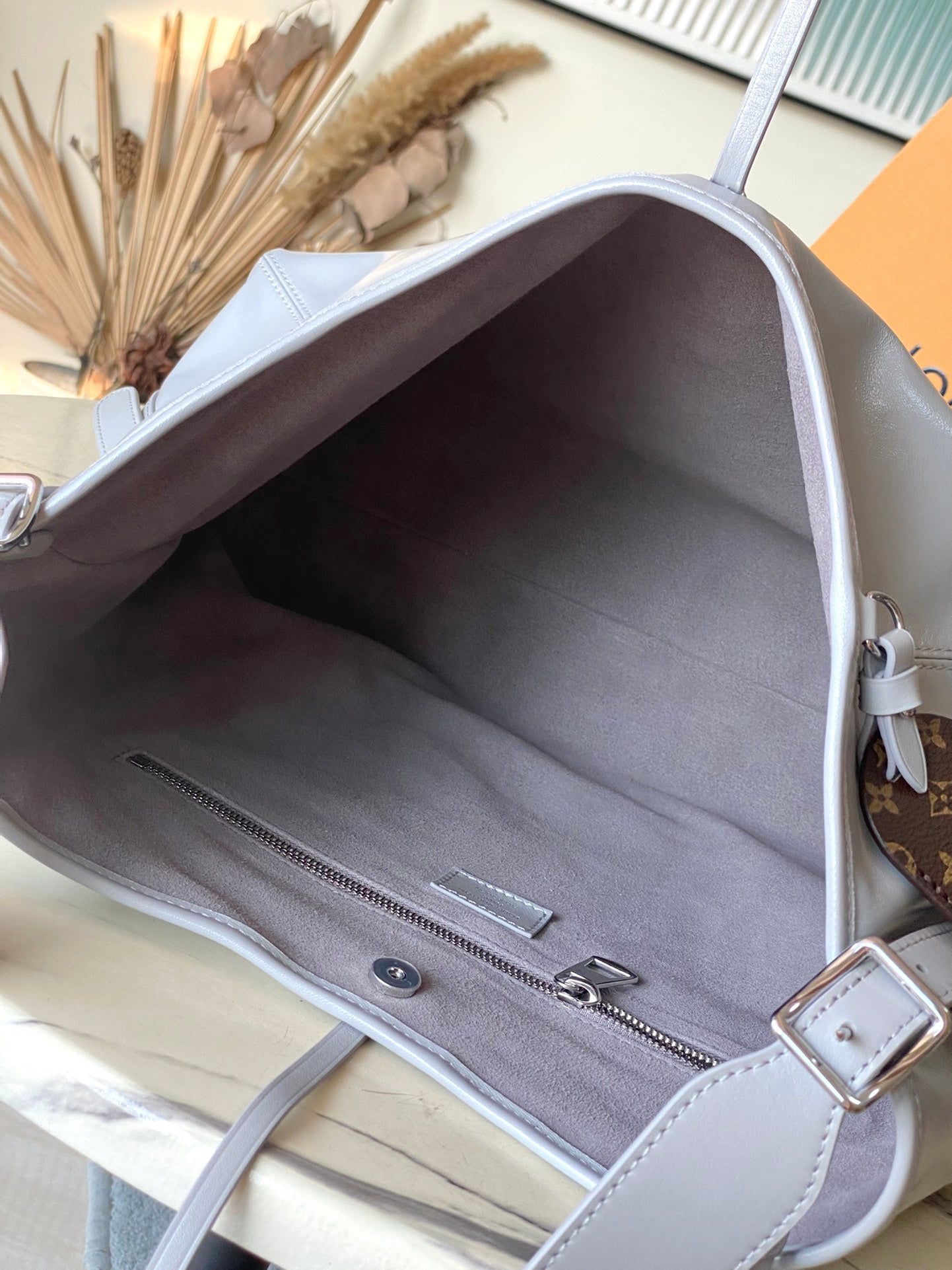 SAC FOURRE-TOUT VIBE MM 39 EN CUIR D'AGNEAU BRILLANT GRIS TRIANON