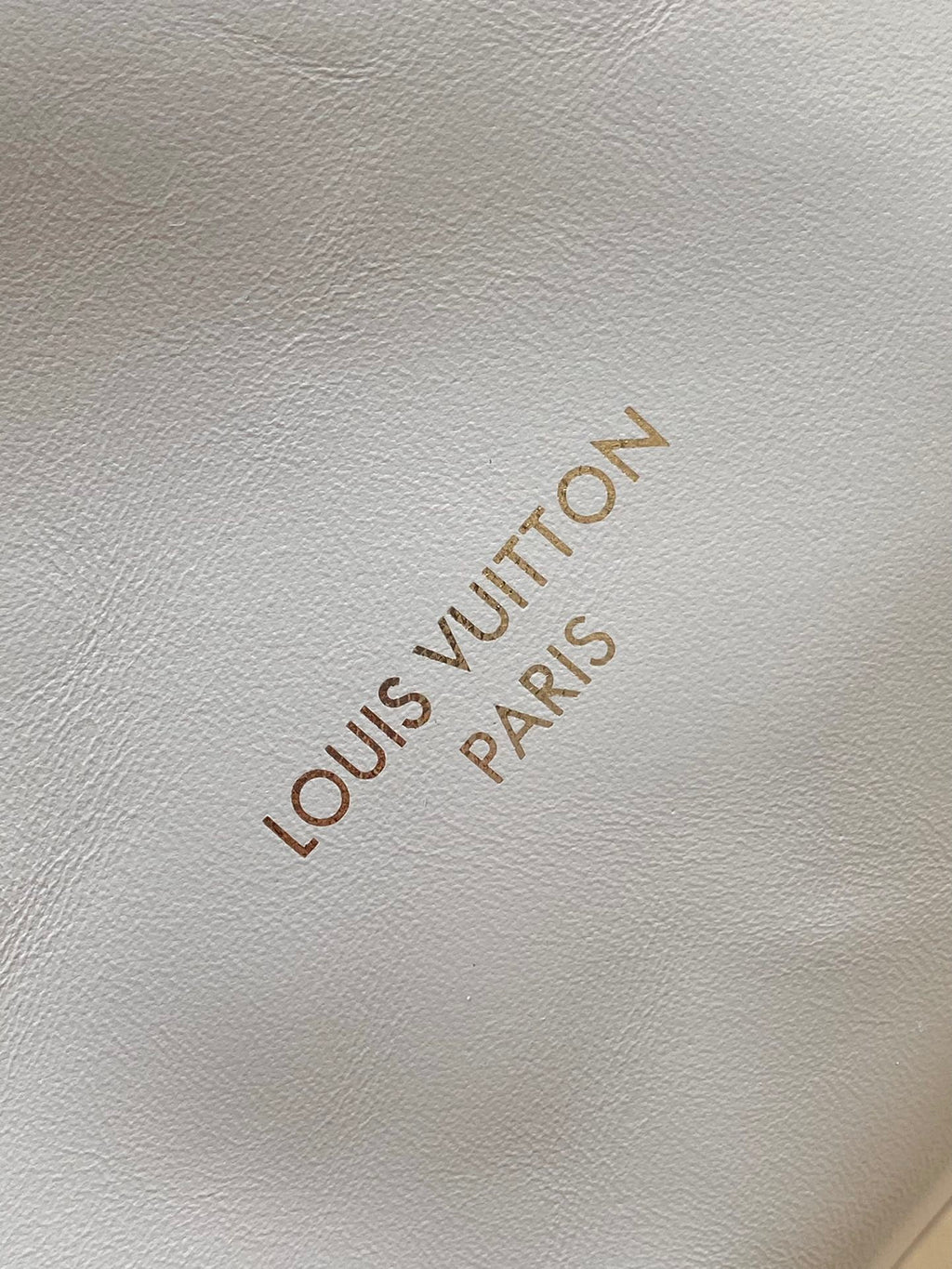 SAC FOURRE-TOUT VIBE MM 39 EN CUIR D'AGNEAU BRILLANT GRIS TRIANON