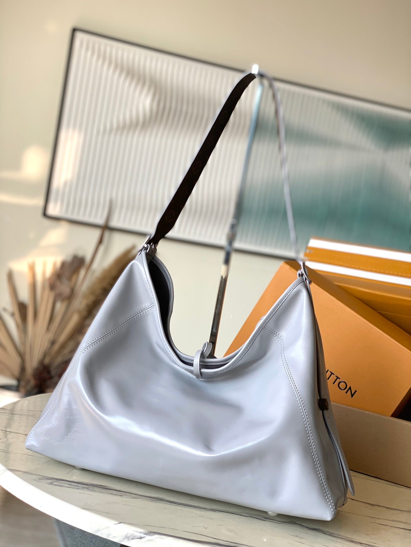 SAC FOURRE-TOUT VIBE MM 39 EN CUIR D'AGNEAU BRILLANT GRIS TRIANON