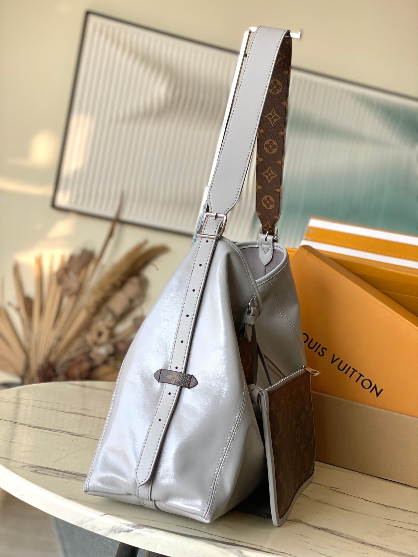 SAC FOURRE-TOUT VIBE MM 39 EN CUIR D'AGNEAU BRILLANT GRIS TRIANON