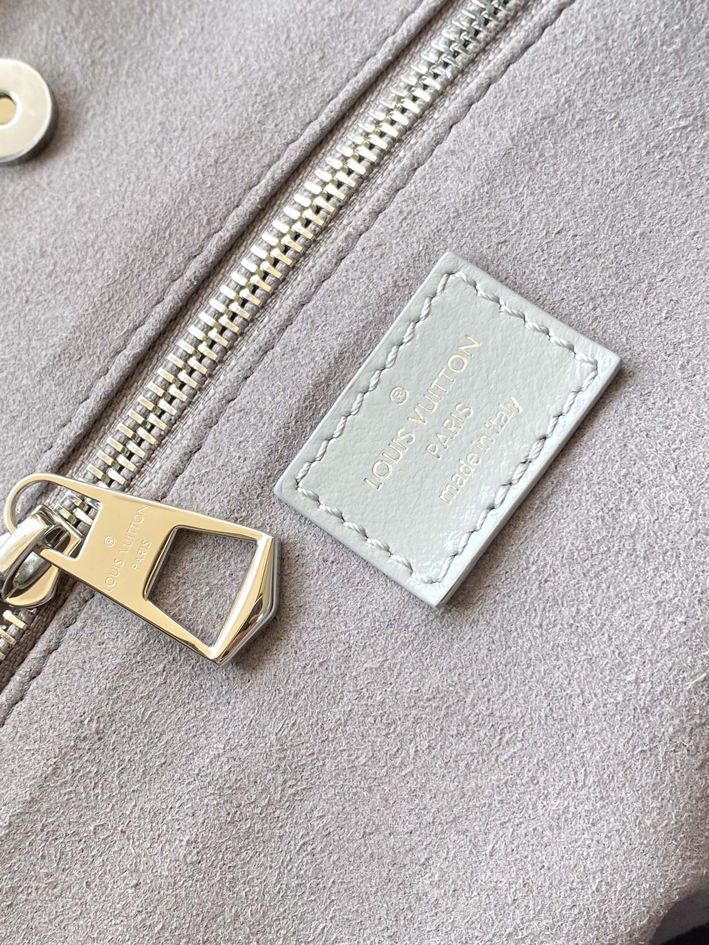 SAC FOURRE-TOUT VIBE MM 39 EN CUIR D'AGNEAU BRILLANT GRIS TRIANON