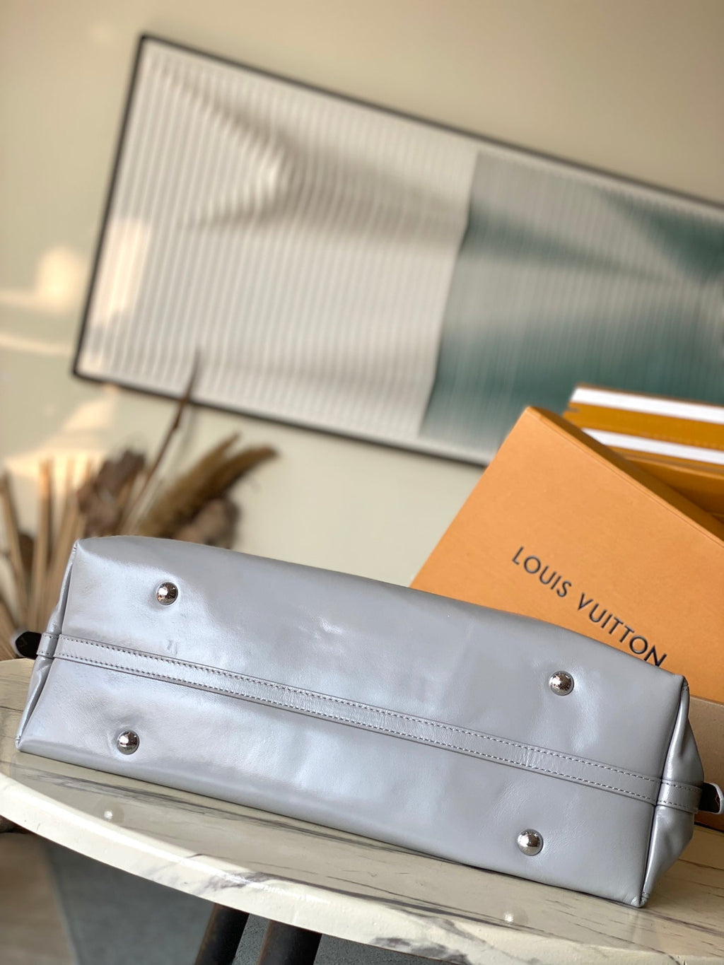 SAC FOURRE-TOUT VIBE MM 39 EN CUIR D'AGNEAU BRILLANT GRIS TRIANON
