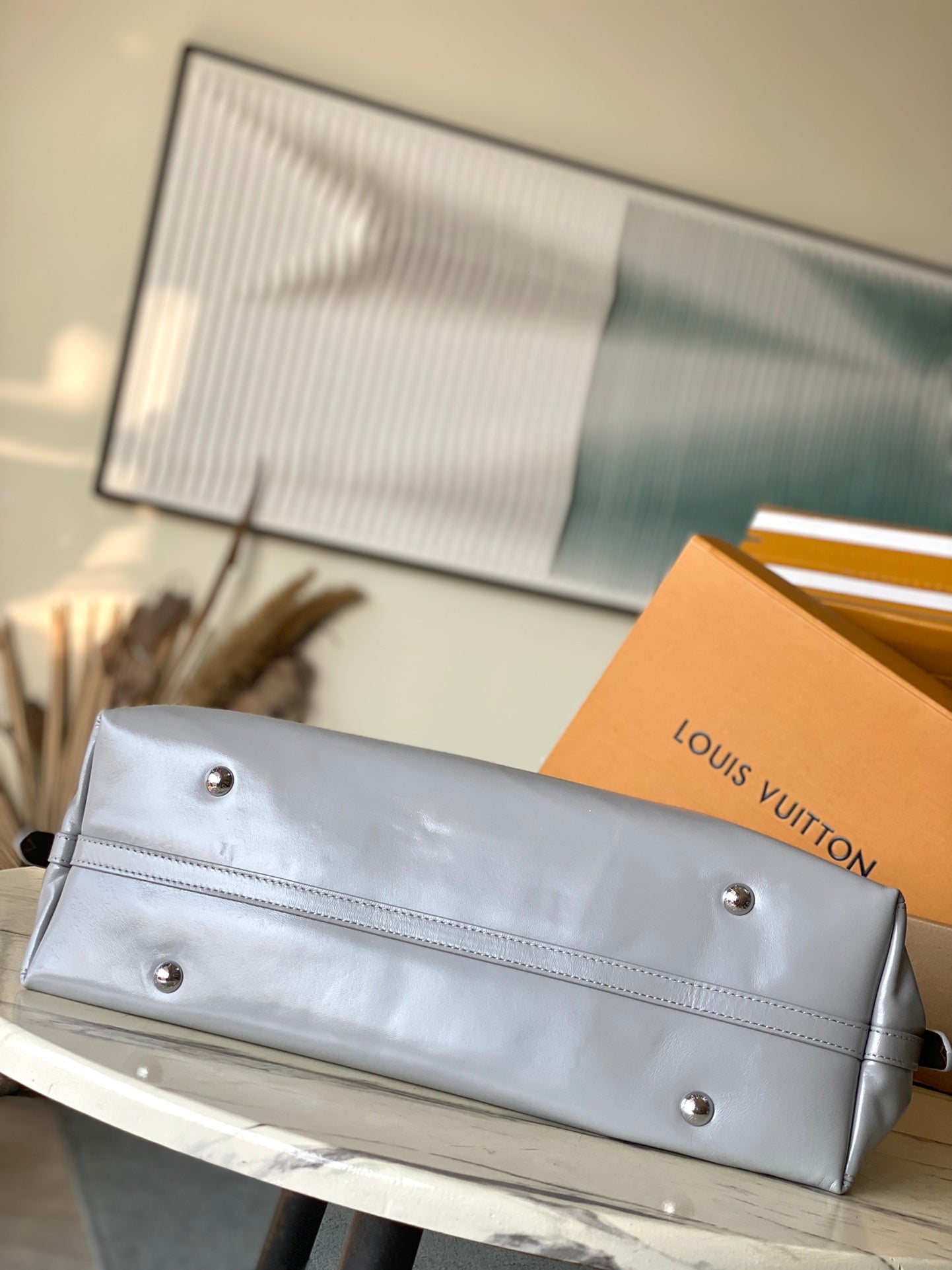 SAC FOURRE-TOUT VIBE MM 39 EN CUIR D'AGNEAU BRILLANT GRIS TRIANON