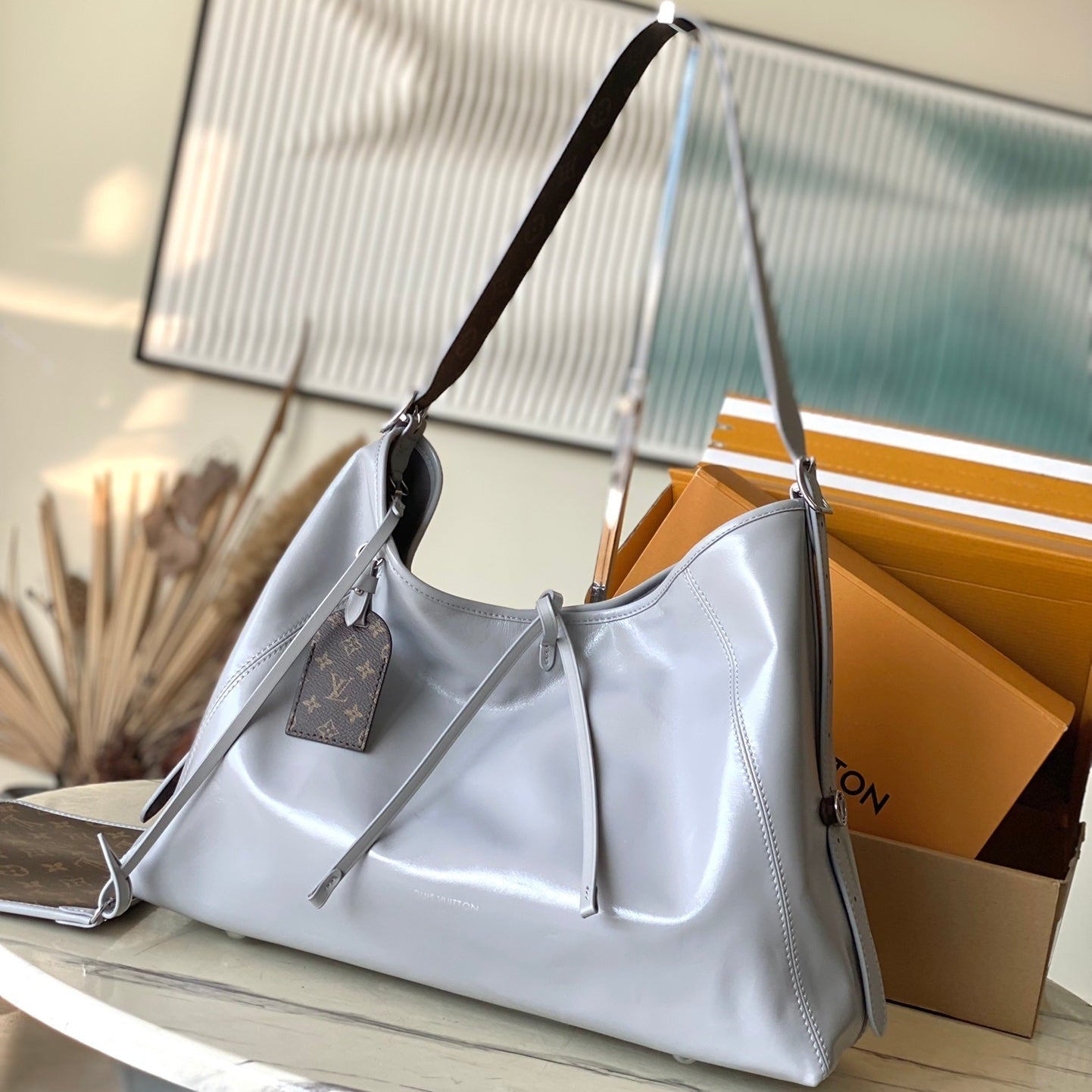 SAC FOURRE-TOUT VIBE MM 39 EN CUIR D'AGNEAU BRILLANT GRIS TRIANON