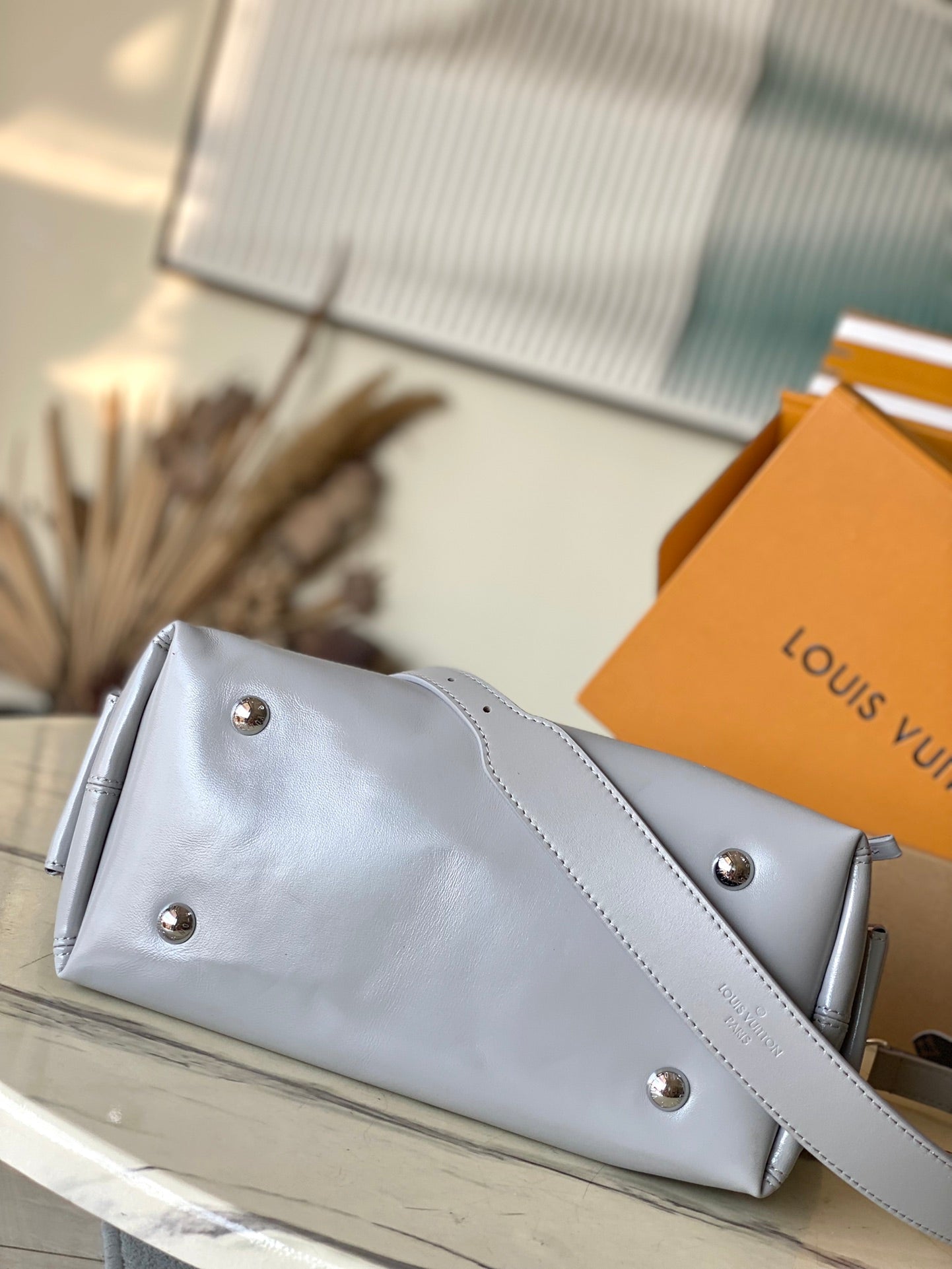 SAC FOURRE-TOUT VIBE 33 EN CUIR D'AGNEAU BRILLANT GRIS TRIANON