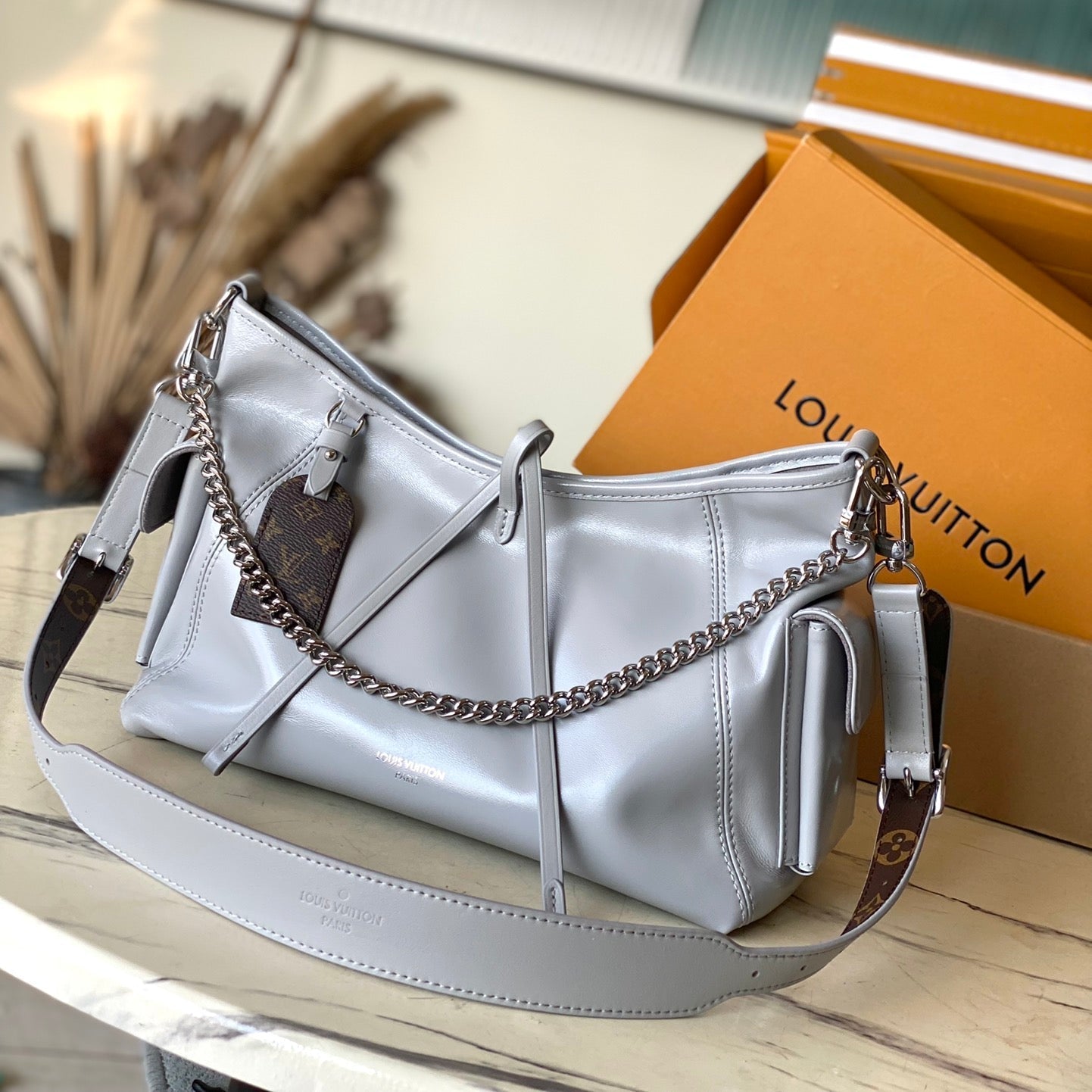 SAC FOURRE-TOUT VIBE 33 EN CUIR D'AGNEAU BRILLANT GRIS TRIANON