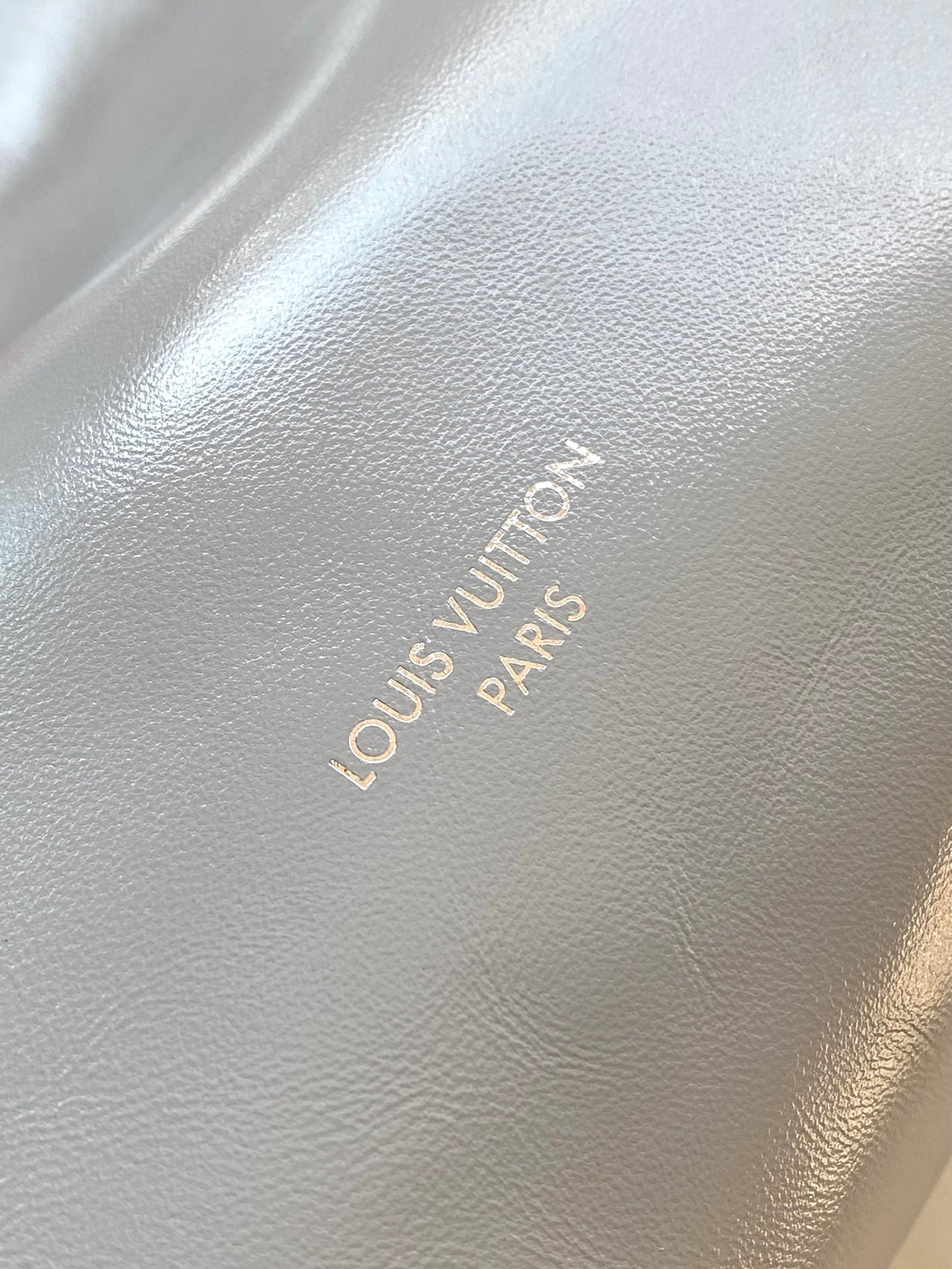 SAC FOURRE-TOUT VIBE 33 EN CUIR D'AGNEAU BRILLANT GRIS TRIANON