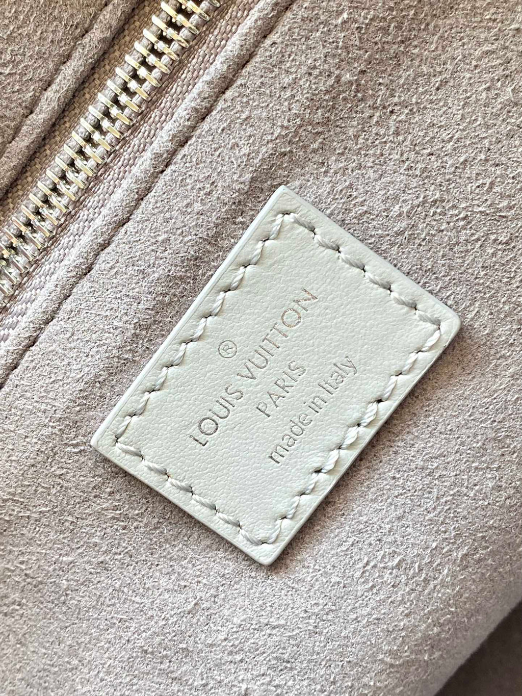 SAC FOURRE-TOUT VIBE 33 EN CUIR D'AGNEAU BRILLANT GRIS TRIANON