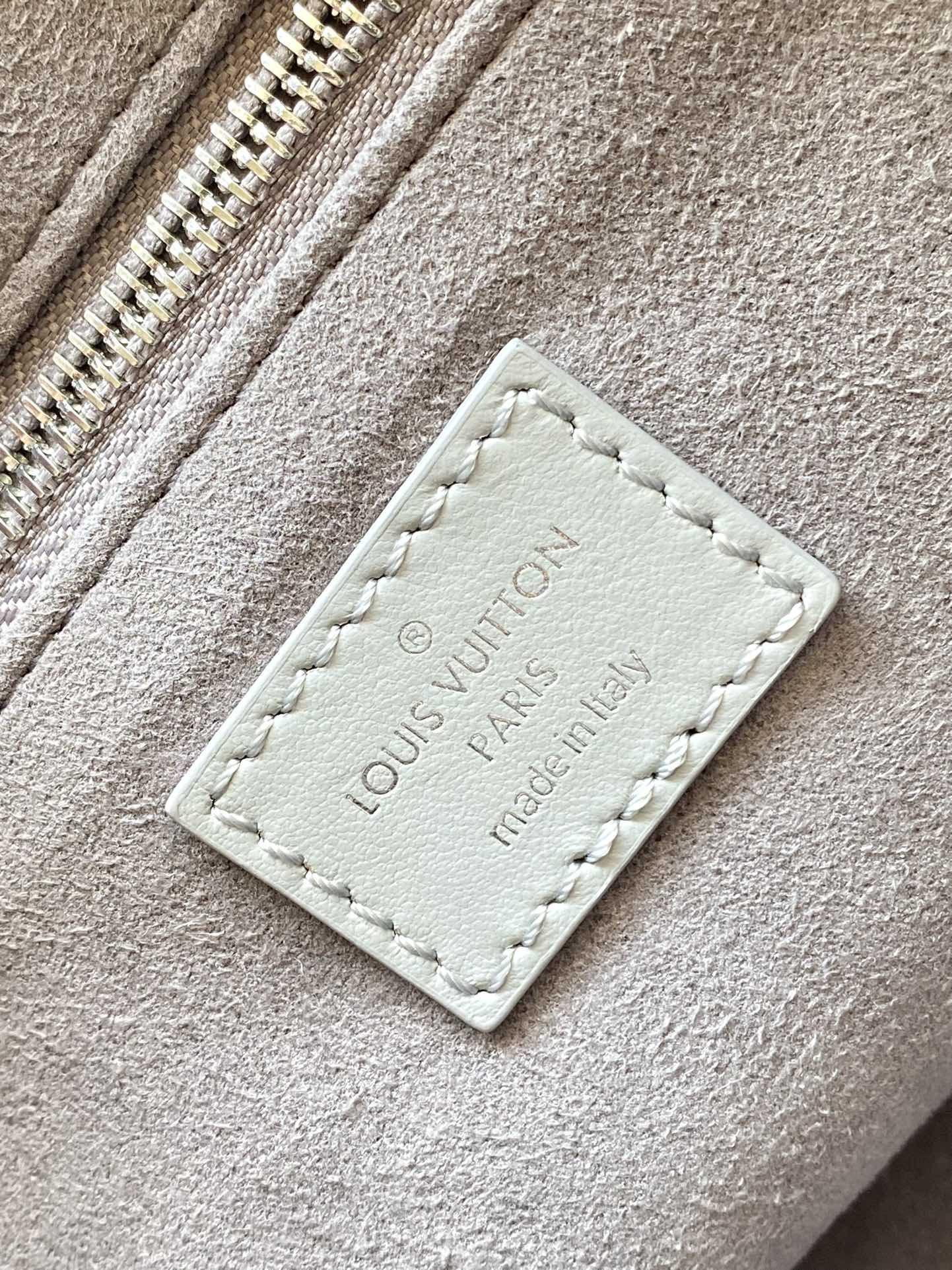 SAC FOURRE-TOUT VIBE 33 EN CUIR D'AGNEAU BRILLANT GRIS TRIANON