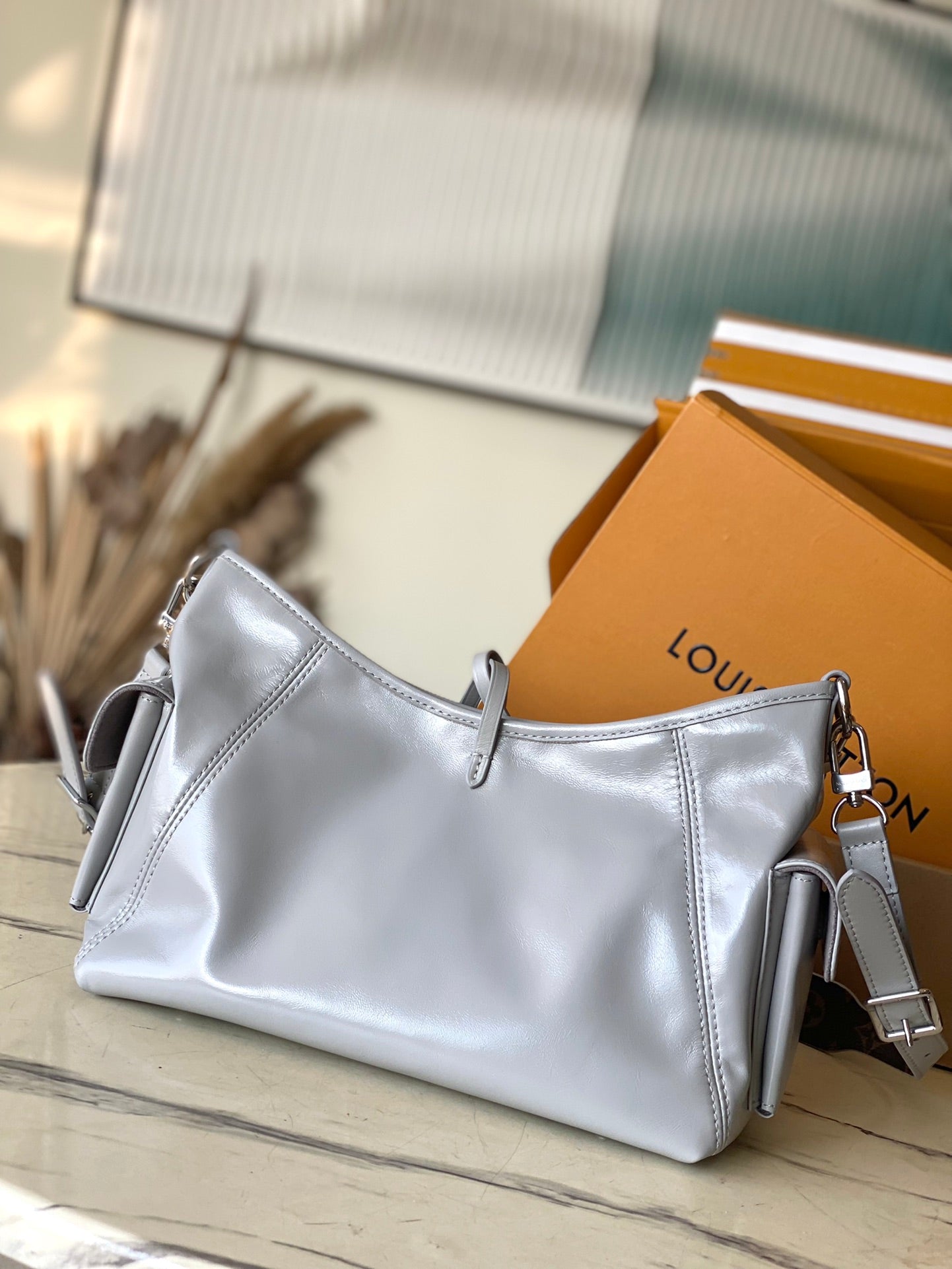 SAC FOURRE-TOUT VIBE 33 EN CUIR D'AGNEAU BRILLANT GRIS TRIANON