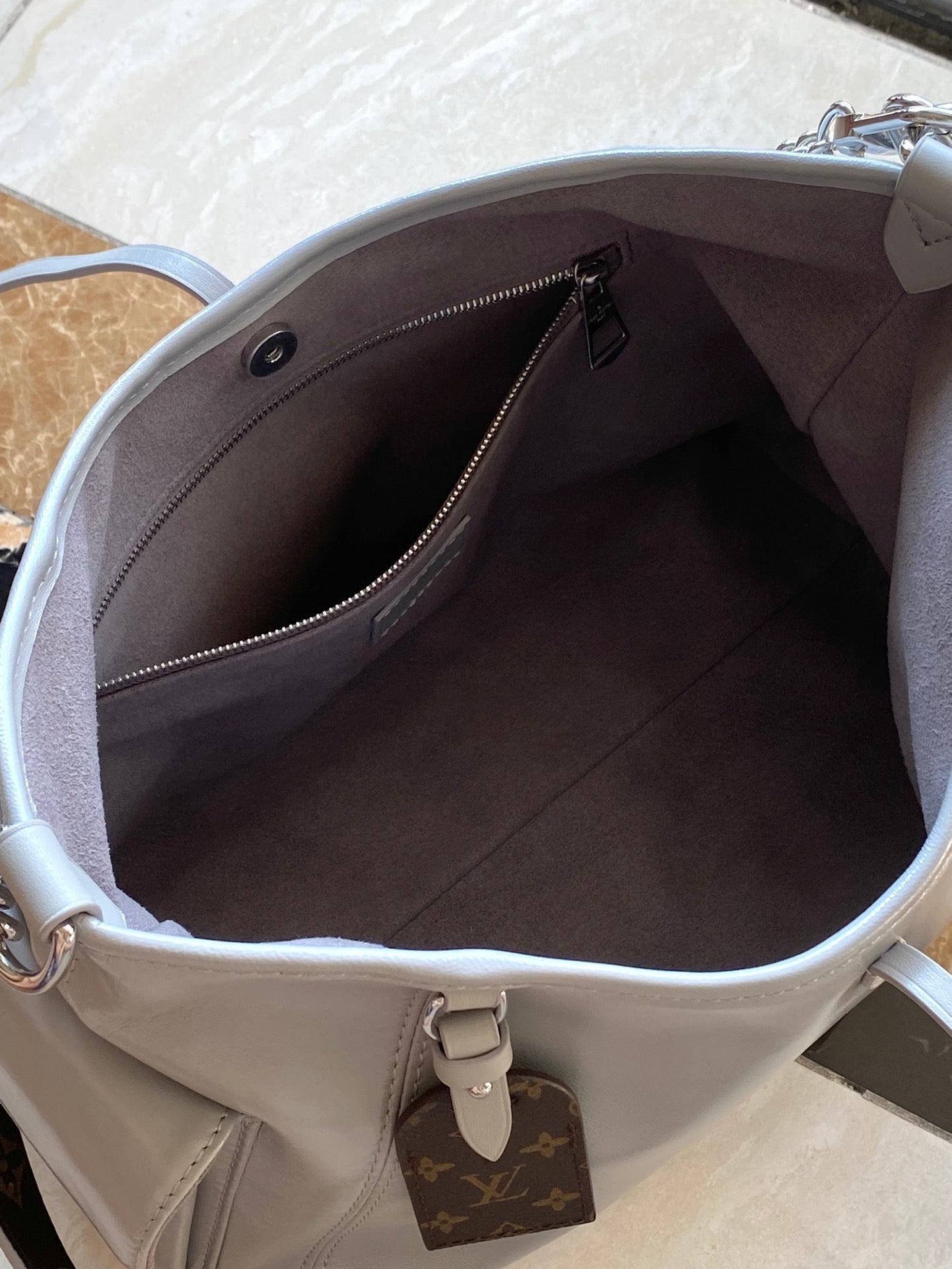 SAC FOURRE-TOUT VIBE 33 EN CUIR D'AGNEAU BRILLANT GRIS TRIANON