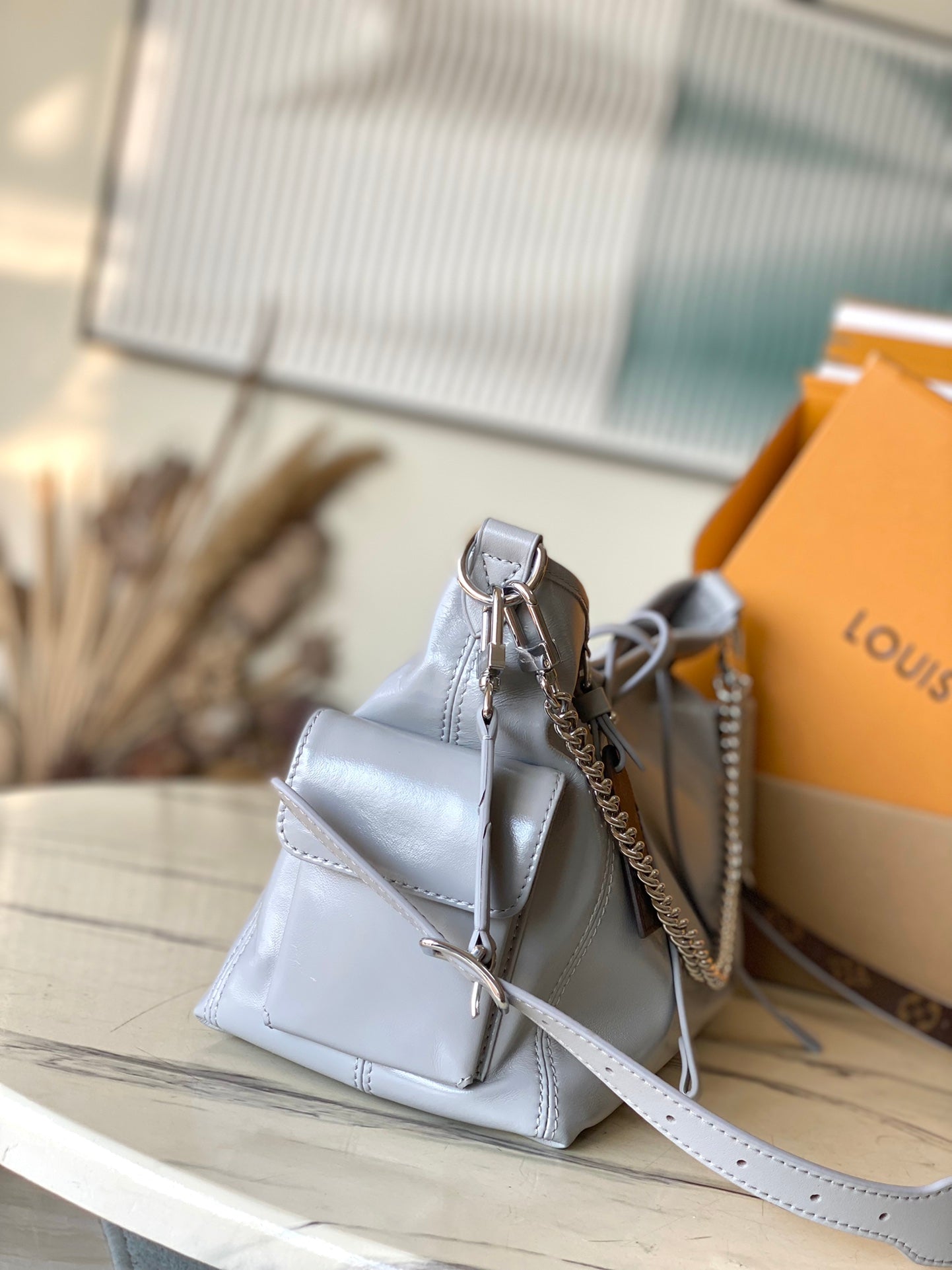 SAC FOURRE-TOUT VIBE 33 EN CUIR D'AGNEAU BRILLANT GRIS TRIANON