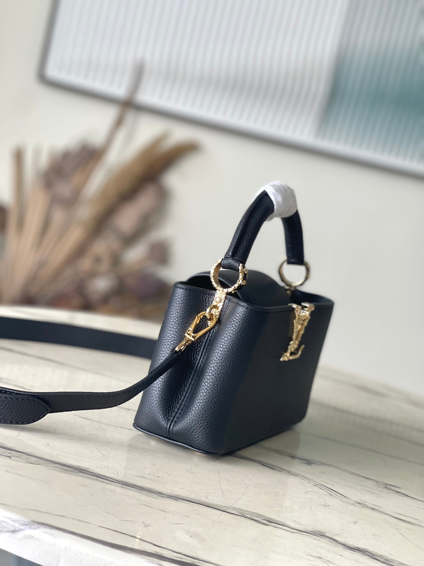 CAPUCINES EAST-WEST MINI 22 EN CUIR DE VEAU NOIR ACIER DORÉ