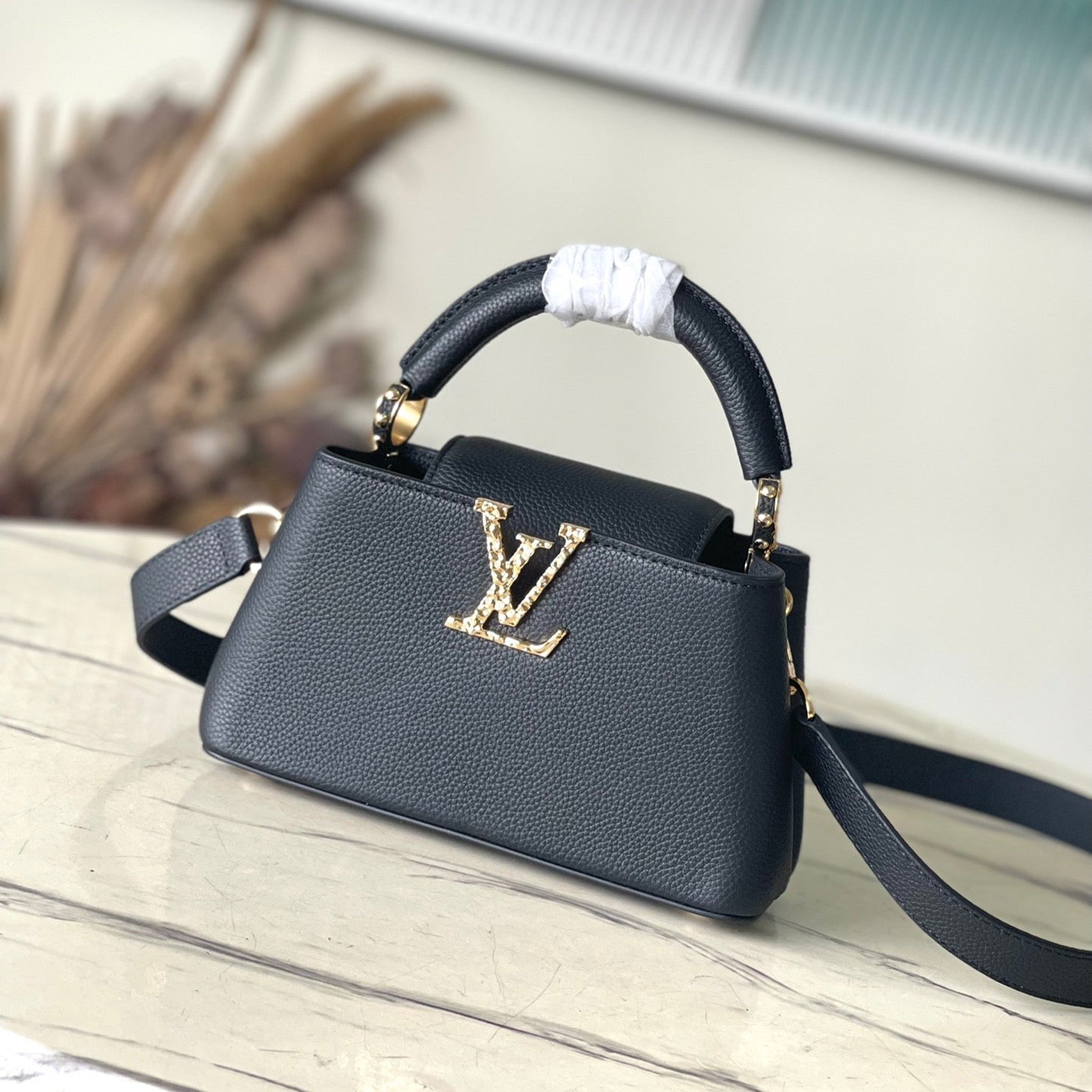 CAPUCINES EAST-WEST MINI 22 EN CUIR DE VEAU NOIR ACIER DORÉ