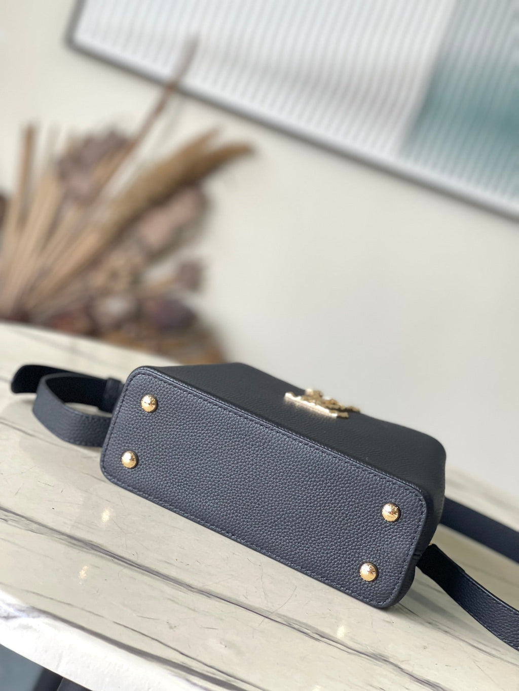 CAPUCINES EAST-WEST MINI 22 EN CUIR DE VEAU NOIR ACIER DORÉ