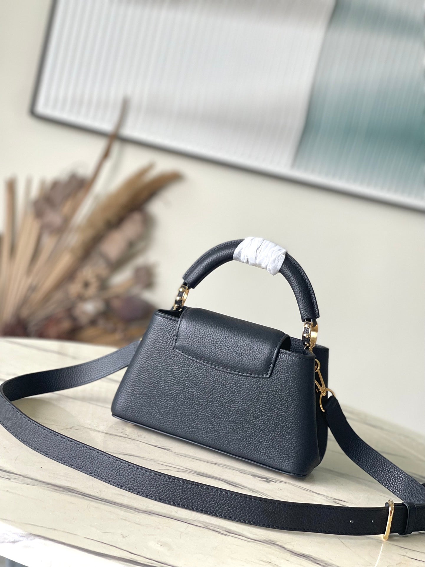 CAPUCINES EAST-WEST MINI 22 EN CUIR DE VEAU NOIR ACIER DORÉ