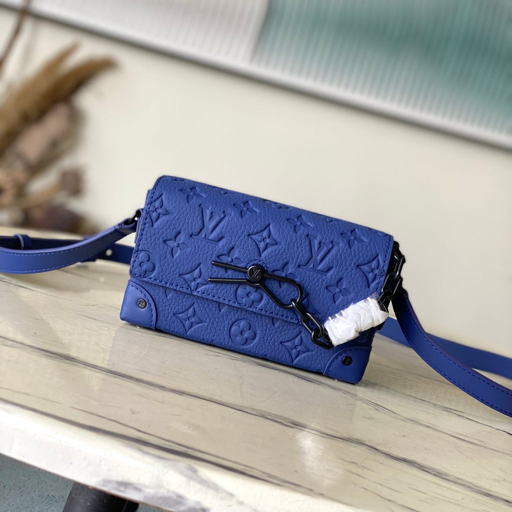 STEAMER 18 EN TAURILLON BLEU SAPHIR AVEC MONOGRAMME EN RELIEF