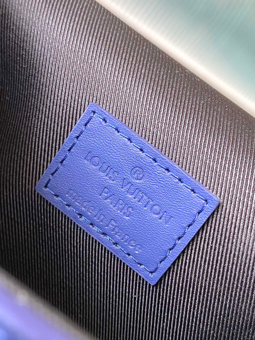 STEAMER 18 EN TAURILLON BLEU SAPHIR AVEC MONOGRAMME EN RELIEF