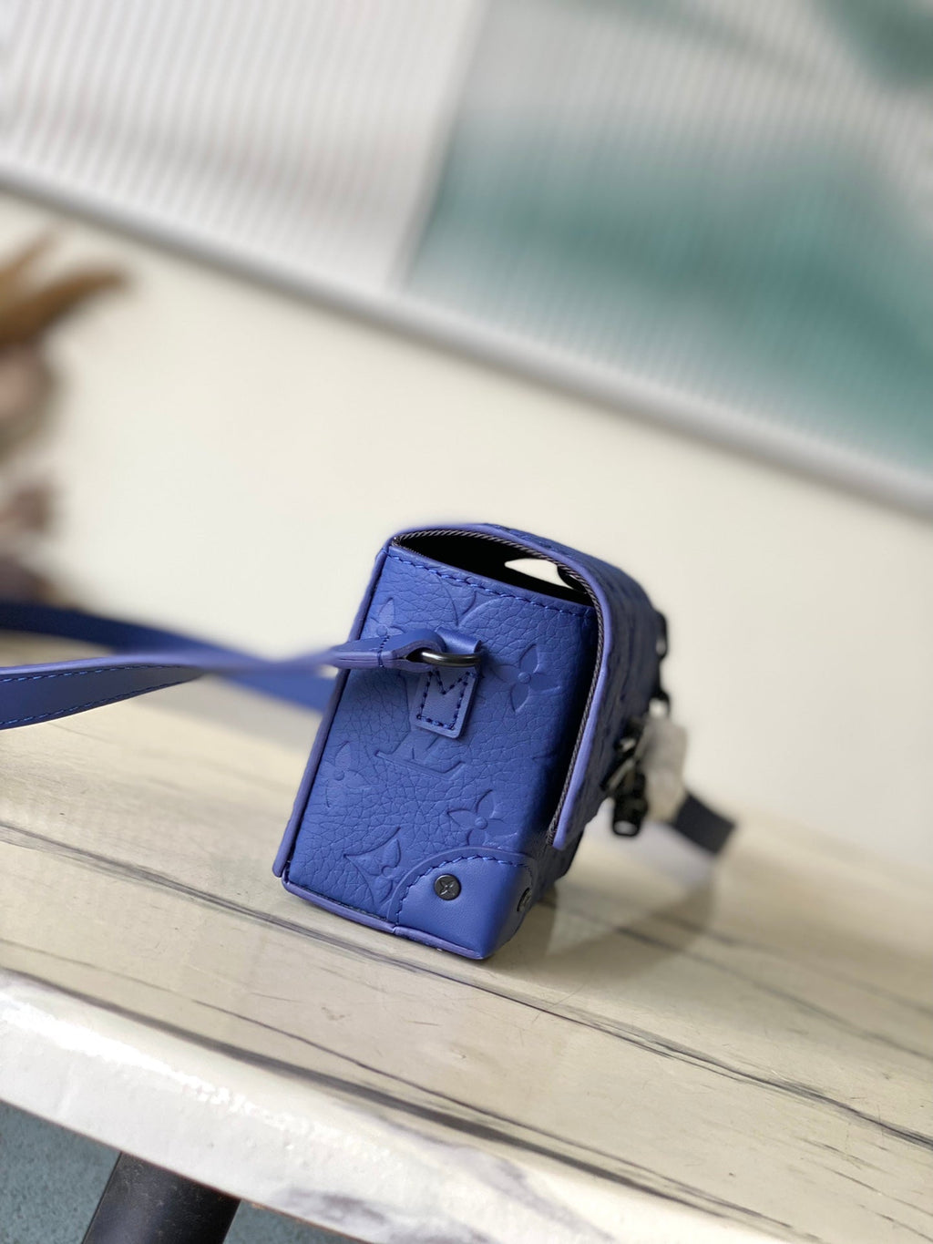 STEAMER 18 EN TAURILLON BLEU SAPHIR AVEC MONOGRAMME EN RELIEF