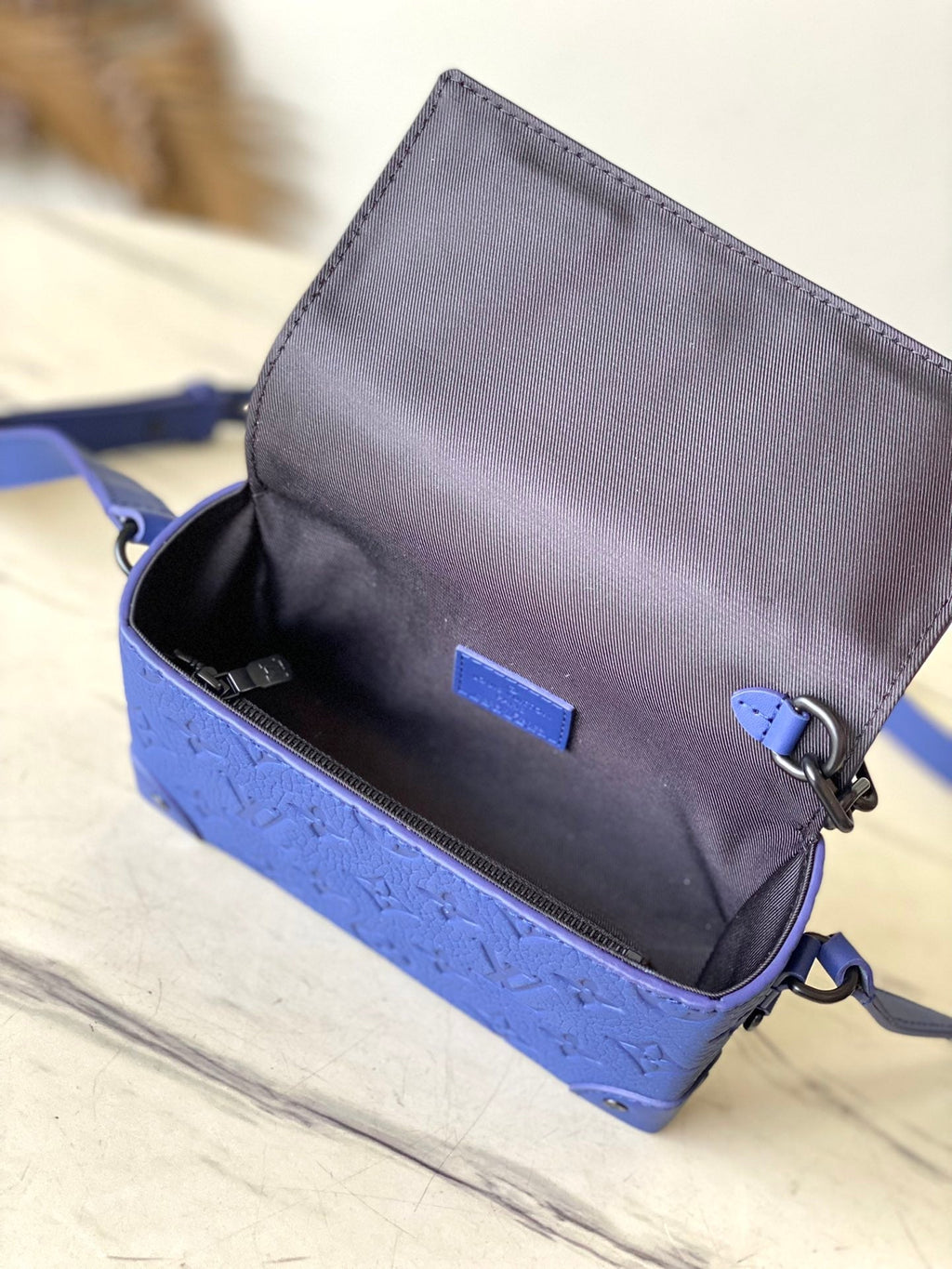 STEAMER 18 EN TAURILLON BLEU SAPHIR AVEC MONOGRAMME EN RELIEF