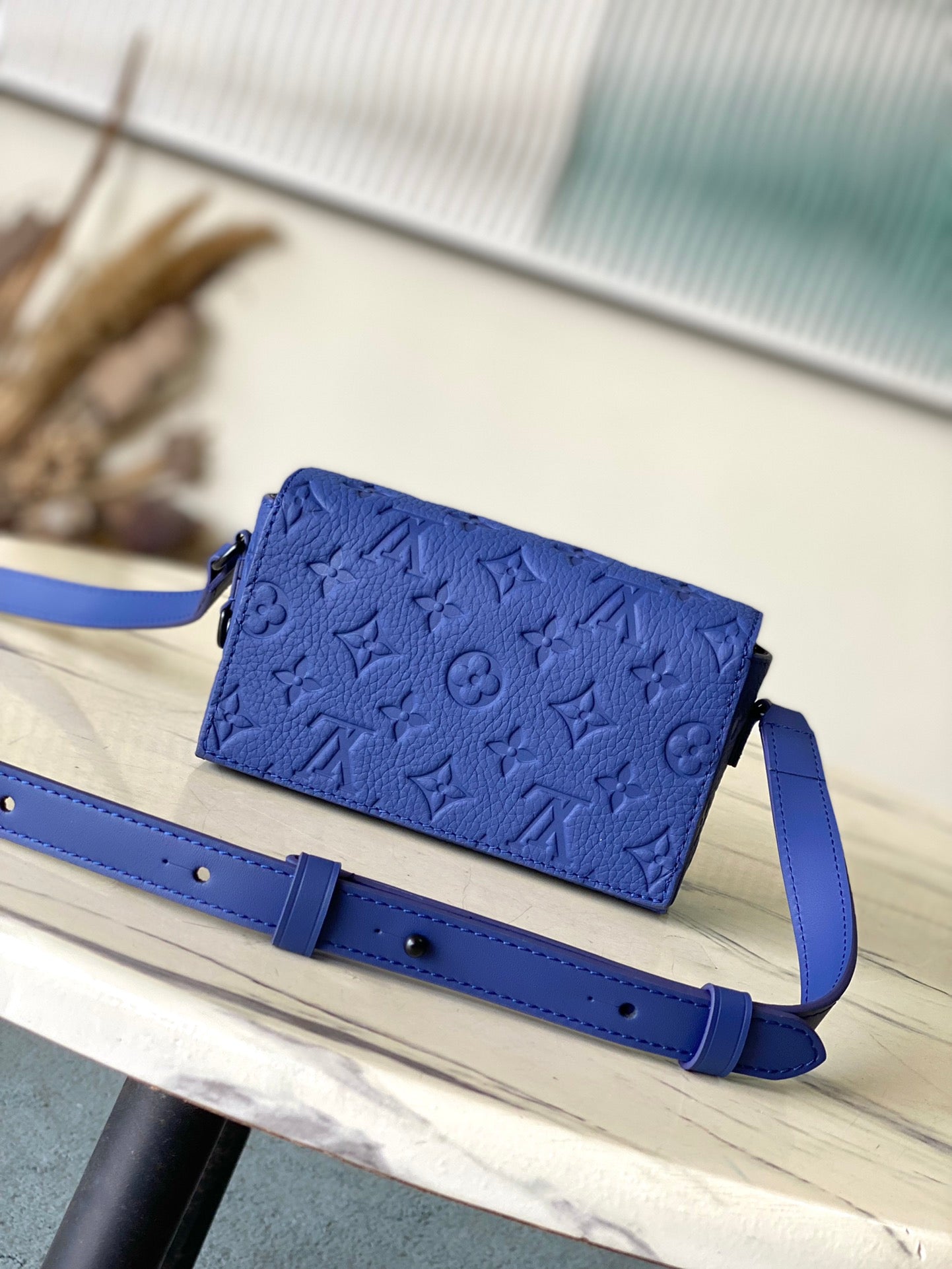 STEAMER 18 EN TAURILLON BLEU SAPHIR AVEC MONOGRAMME EN RELIEF