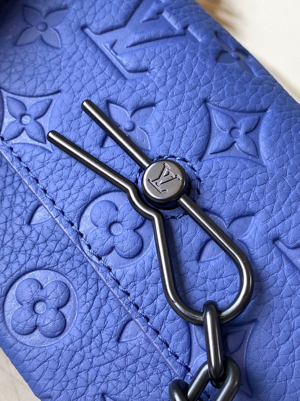 STEAMER 18 EN TAURILLON BLEU SAPHIR AVEC MONOGRAMME EN RELIEF