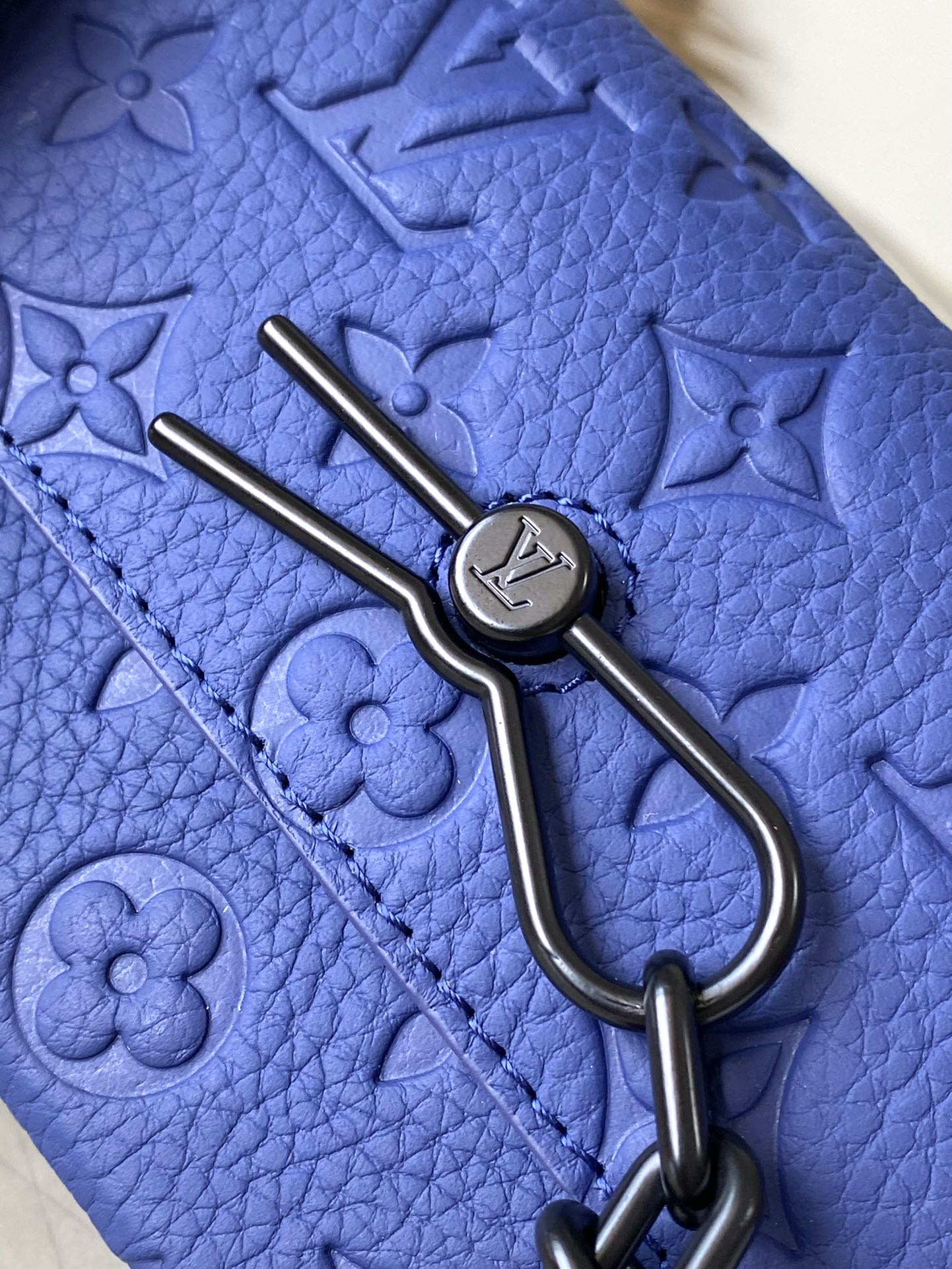 STEAMER 18 EN TAURILLON BLEU SAPHIR AVEC MONOGRAMME EN RELIEF