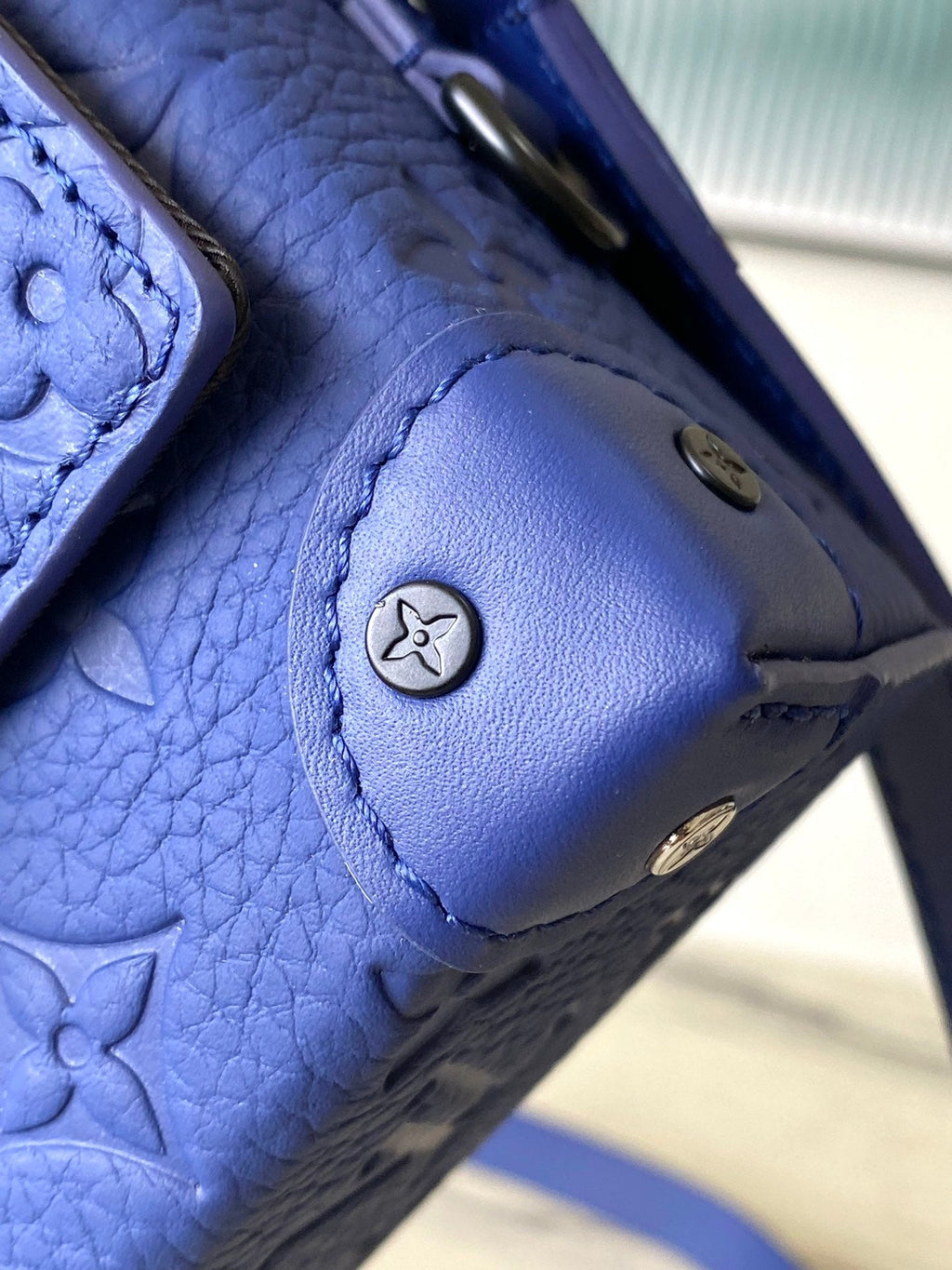 STEAMER 18 EN TAURILLON BLEU SAPHIR AVEC MONOGRAMME EN RELIEF
