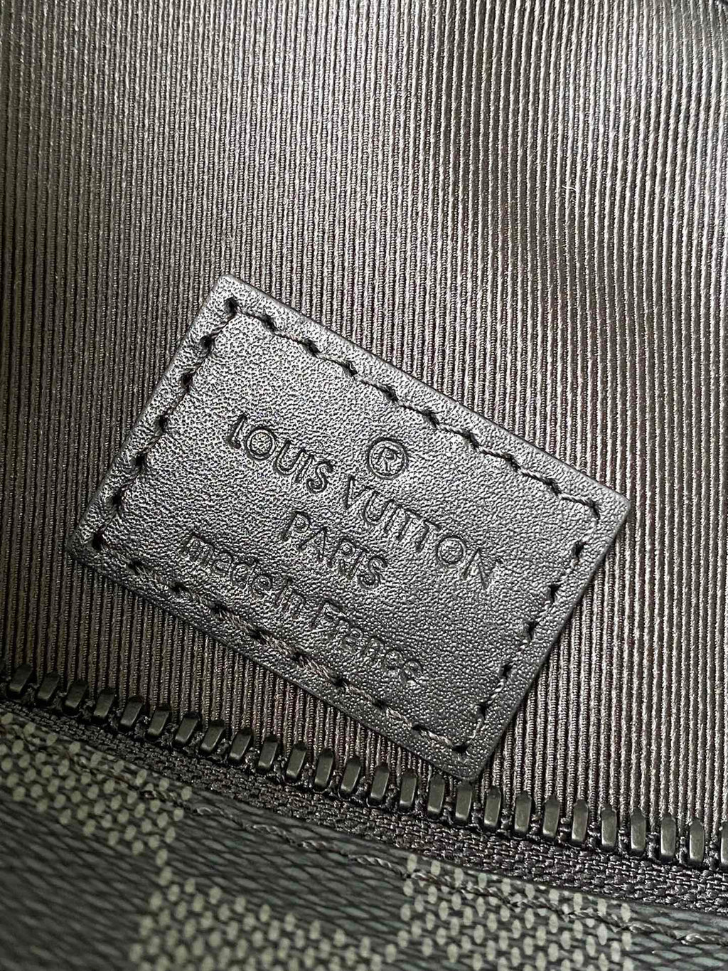 POCHETTE TAKEOFF 30 EN TOILE DAMIER GRAPHITE GRIS NOIR
