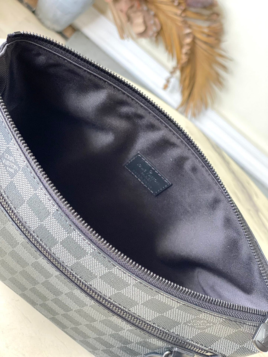 POCHETTE TAKEOFF 30 EN TOILE DAMIER GRAPHITE GRIS NOIR