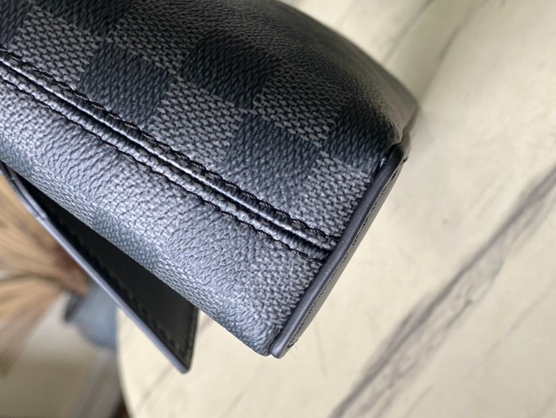 POCHETTE TAKEOFF 30 EN TOILE DAMIER GRAPHITE GRIS NOIR
