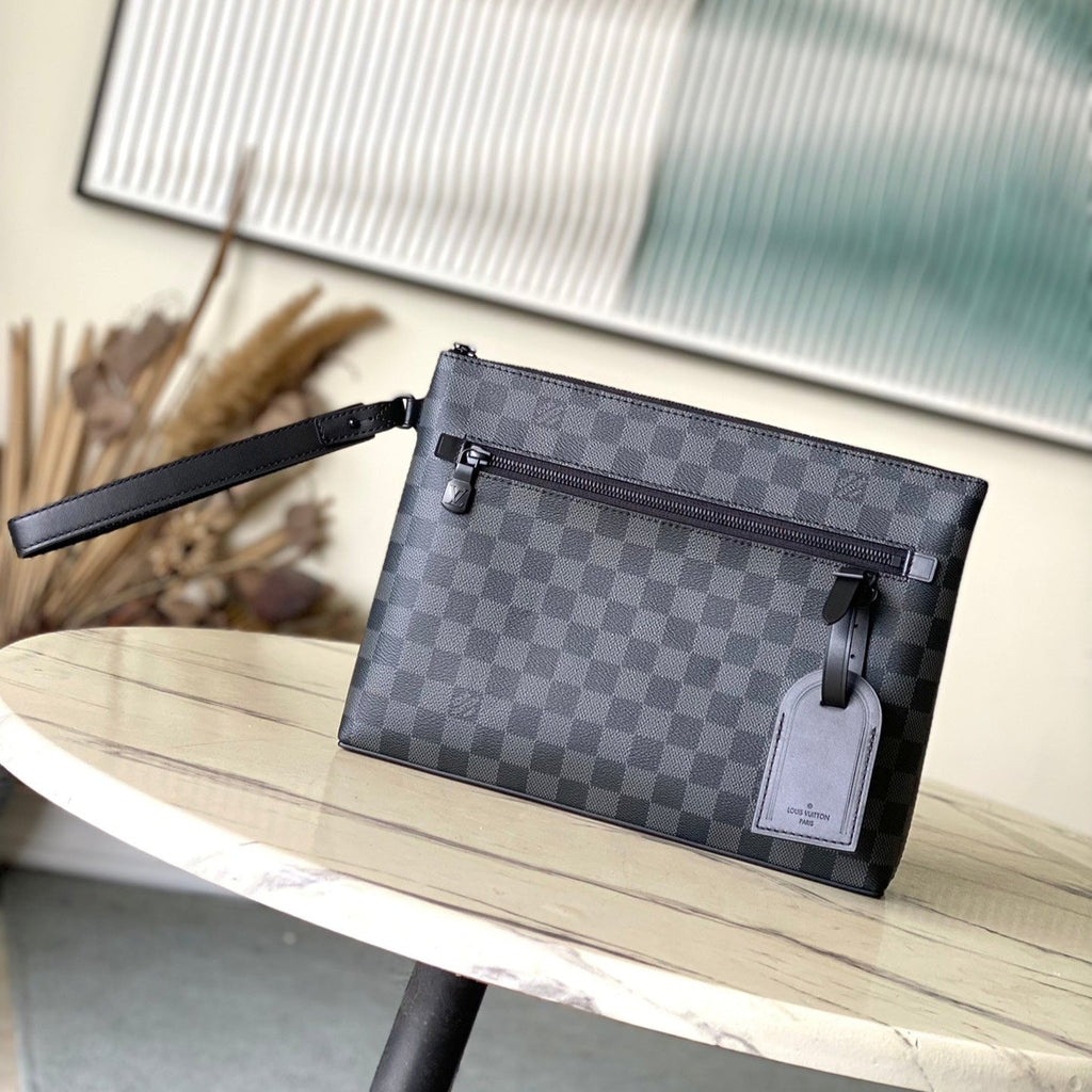 POCHETTE TAKEOFF 30 EN TOILE DAMIER GRAPHITE GRIS NOIR