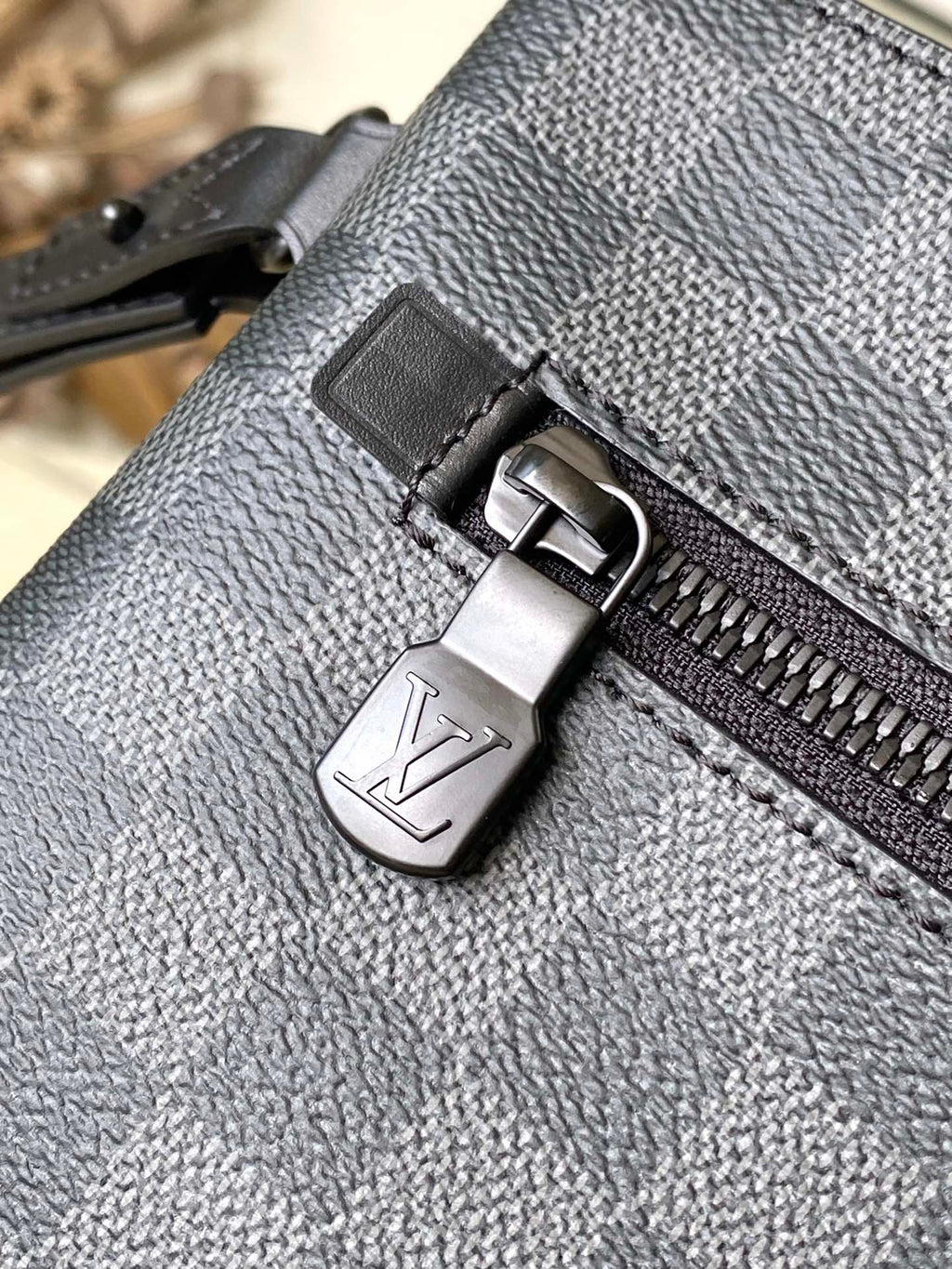 POCHETTE TAKEOFF 30 EN TOILE DAMIER GRAPHITE GRIS NOIR