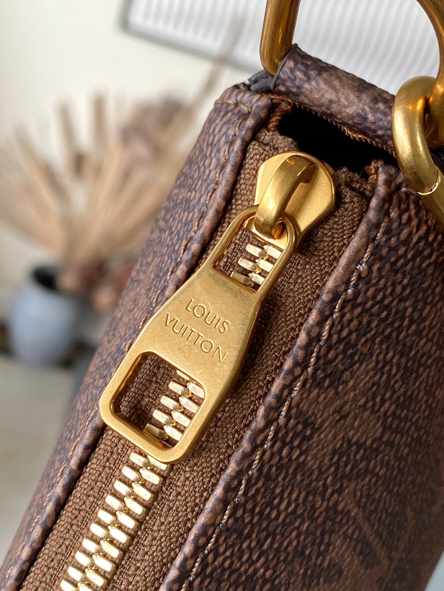 POCHETTE ACCESSOIRE XL 28 EN TOILE POUDRE MONOGRAMME MARRON
