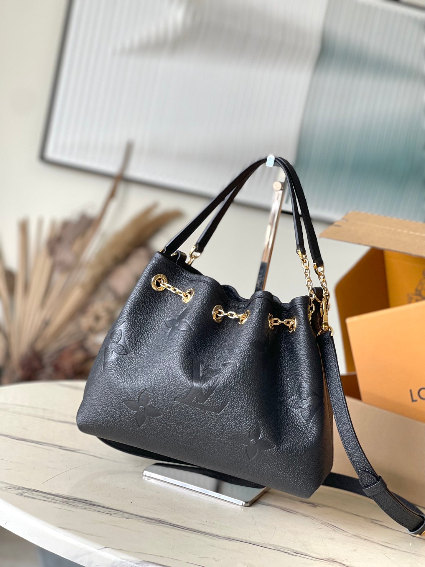 LOT 28 EN CUIR NOIR MONOGRAMME EMPREINTE QUINCAILLERIE DORÉ