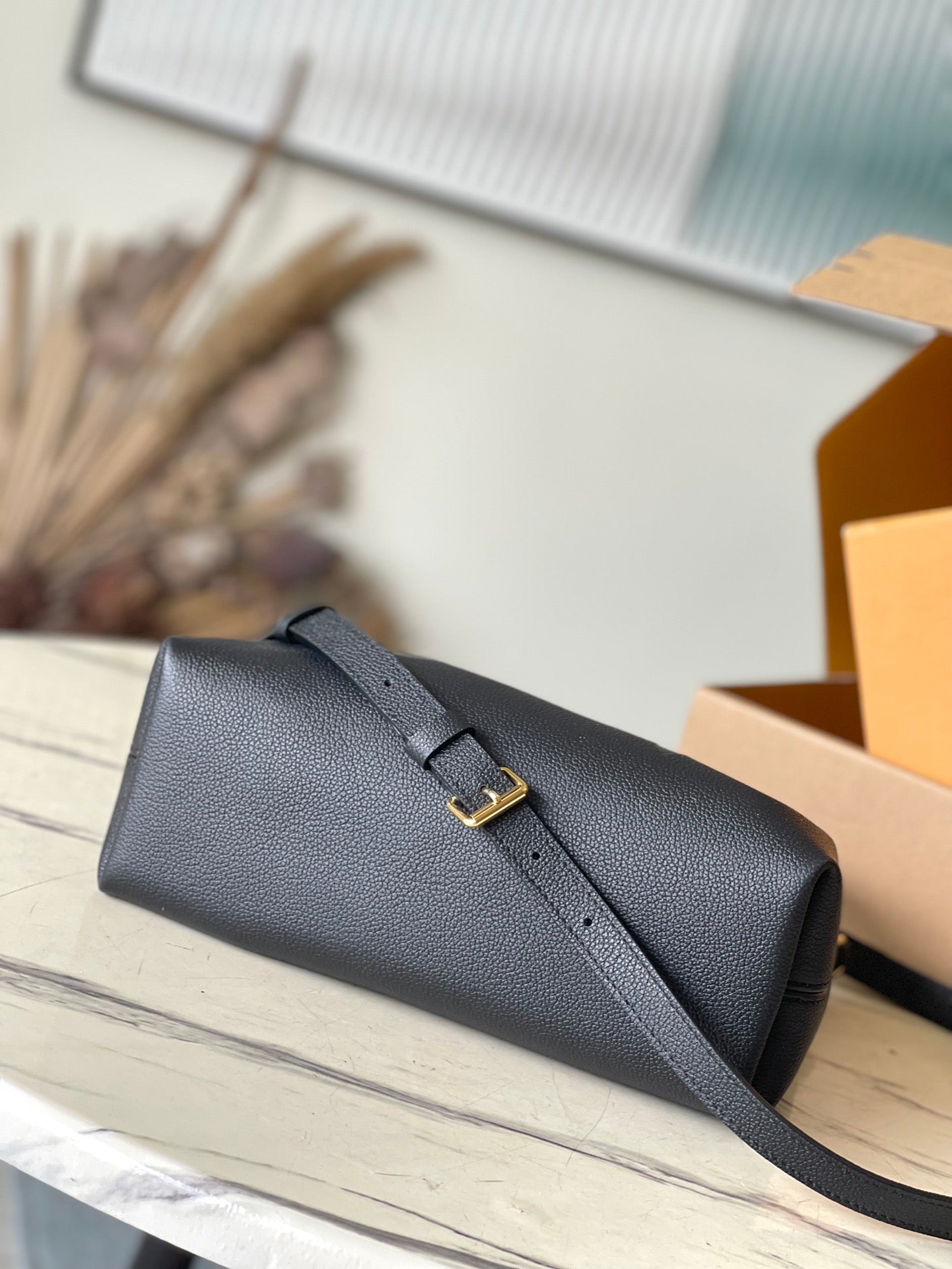 LOT 28 EN CUIR NOIR MONOGRAMME EMPREINTE QUINCAILLERIE DORÉ