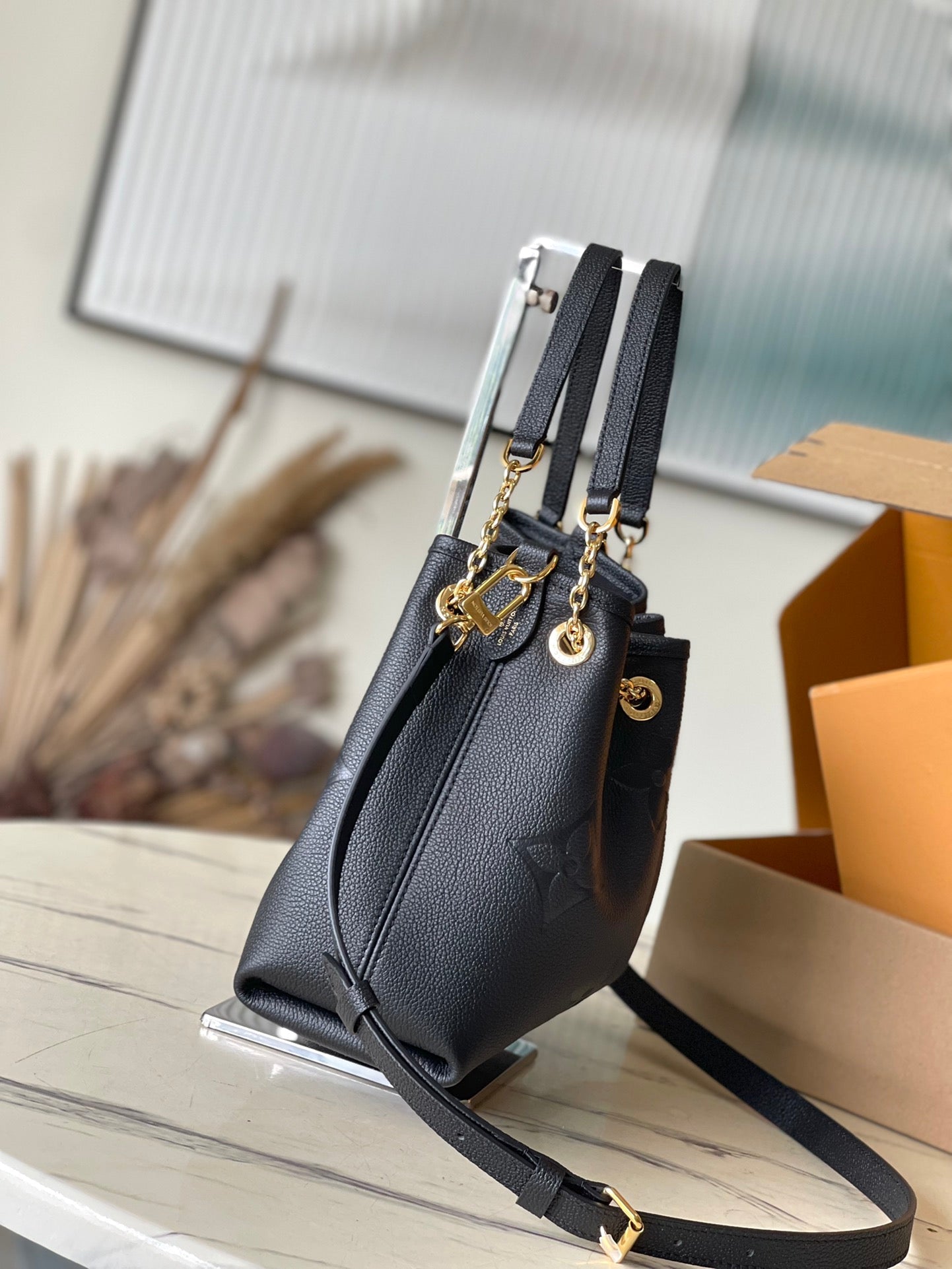 LOT 28 EN CUIR NOIR MONOGRAMME EMPREINTE QUINCAILLERIE DORÉ