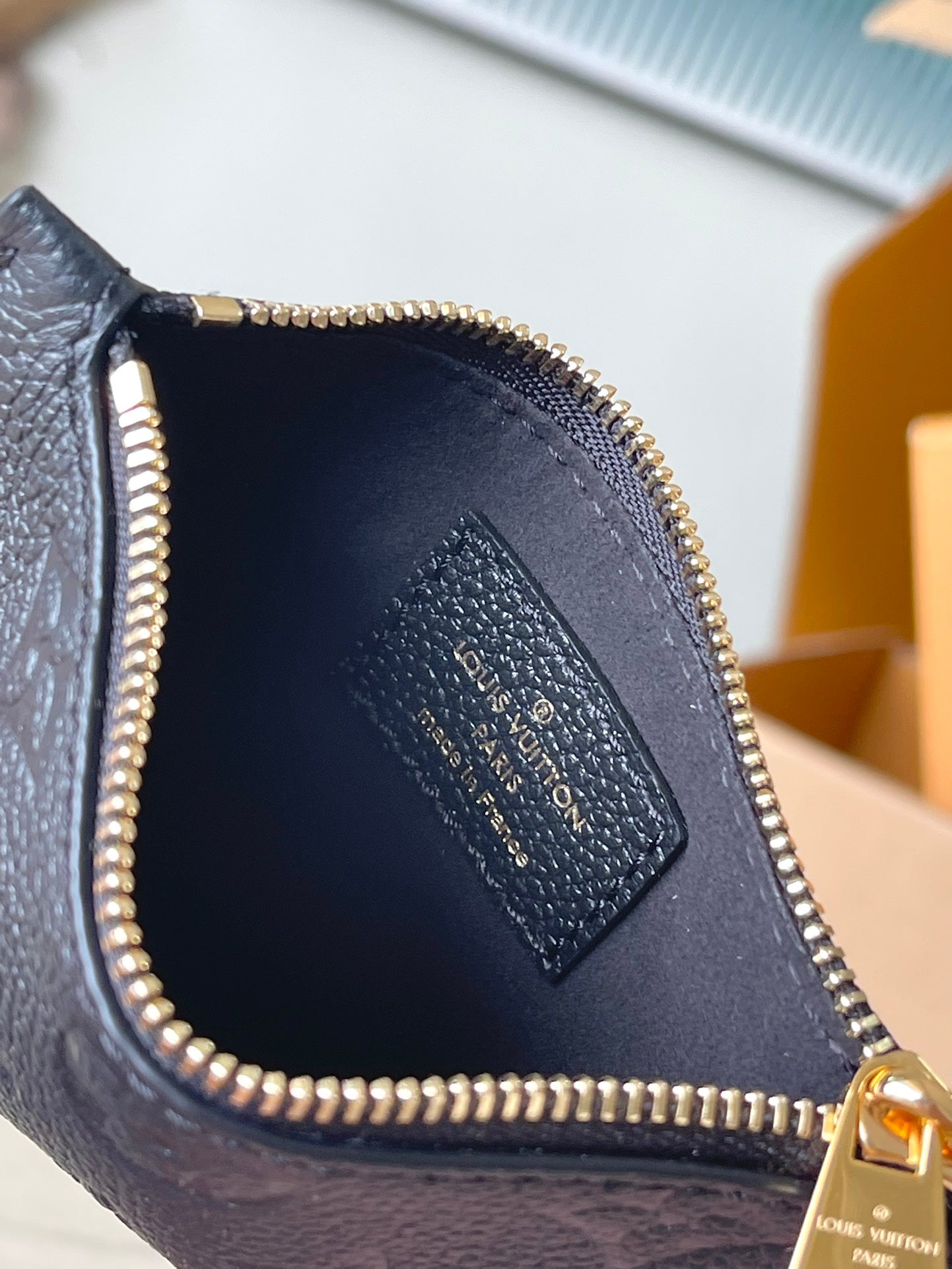 LOT 28 EN CUIR NOIR MONOGRAMME EMPREINTE QUINCAILLERIE DORÉ
