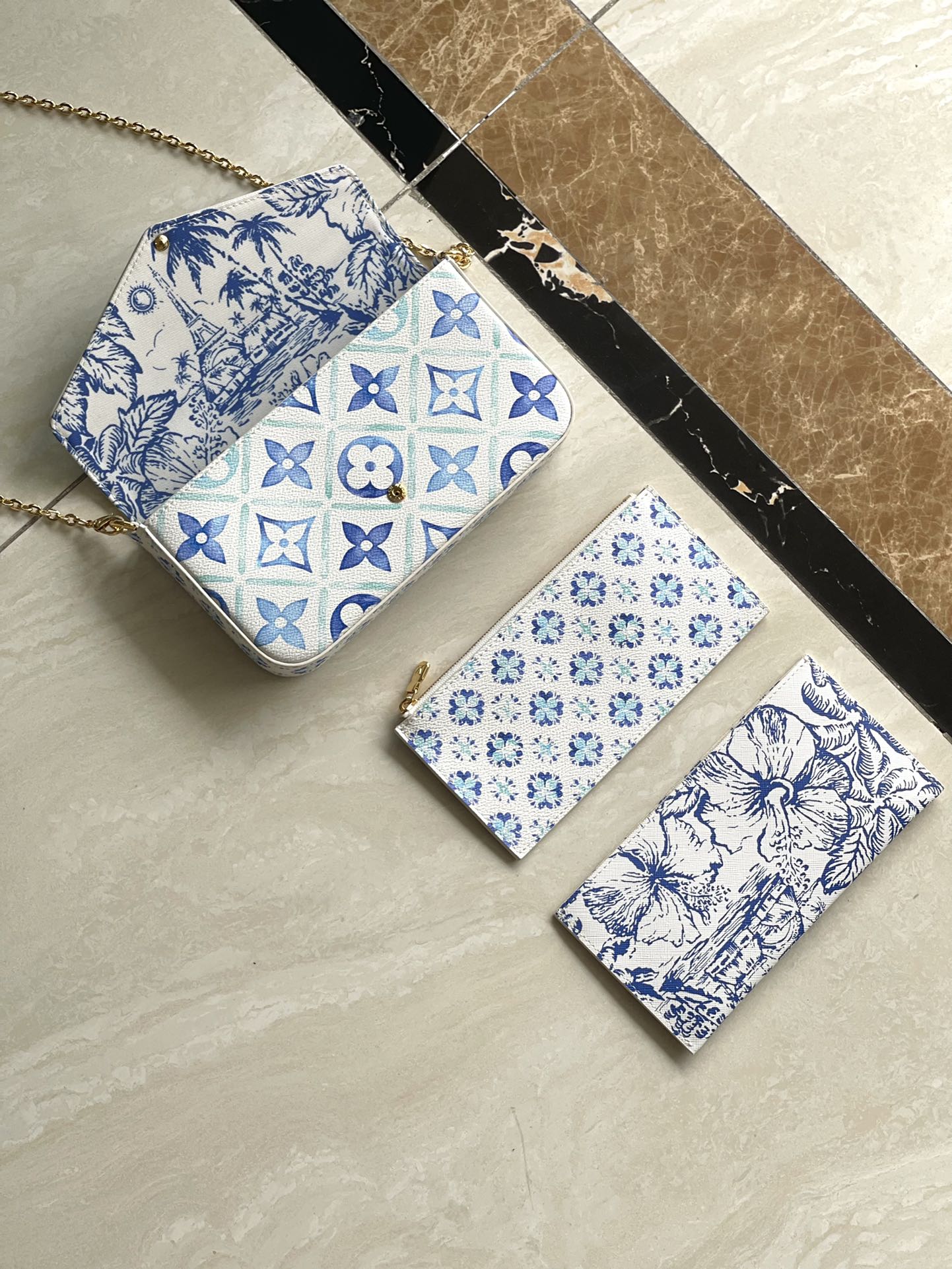 FÉLICIE POCHETTE 21 EN TOILE CARREAUX MONOGRAMME BLEU LAGON