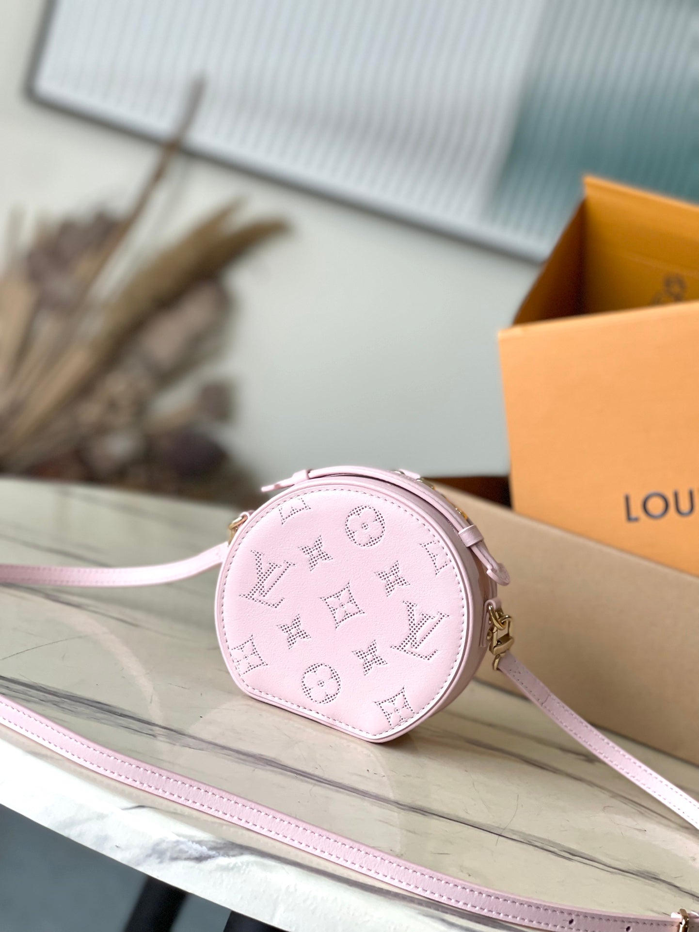 MINI BOÎTE CHAPEAU 13 EN CUIR DE VEAU PERFORÉ MONOGRAMME ROSE CLAIR