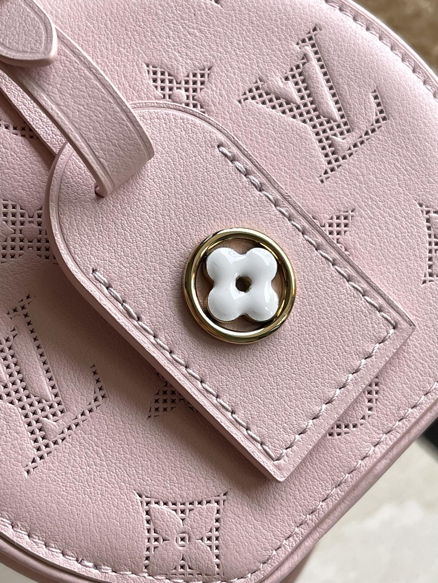 MINI BOÎTE CHAPEAU 13 EN CUIR DE VEAU PERFORÉ MONOGRAMME ROSE CLAIR